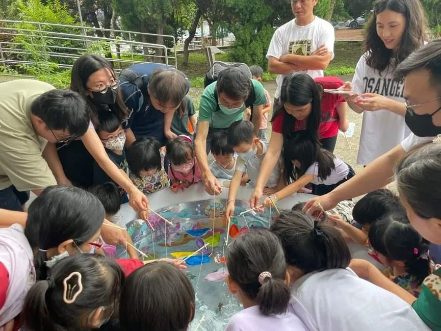 講師以寓教於樂方式，讓親子輕鬆學客語與客家文化。新竹縣政府提供
