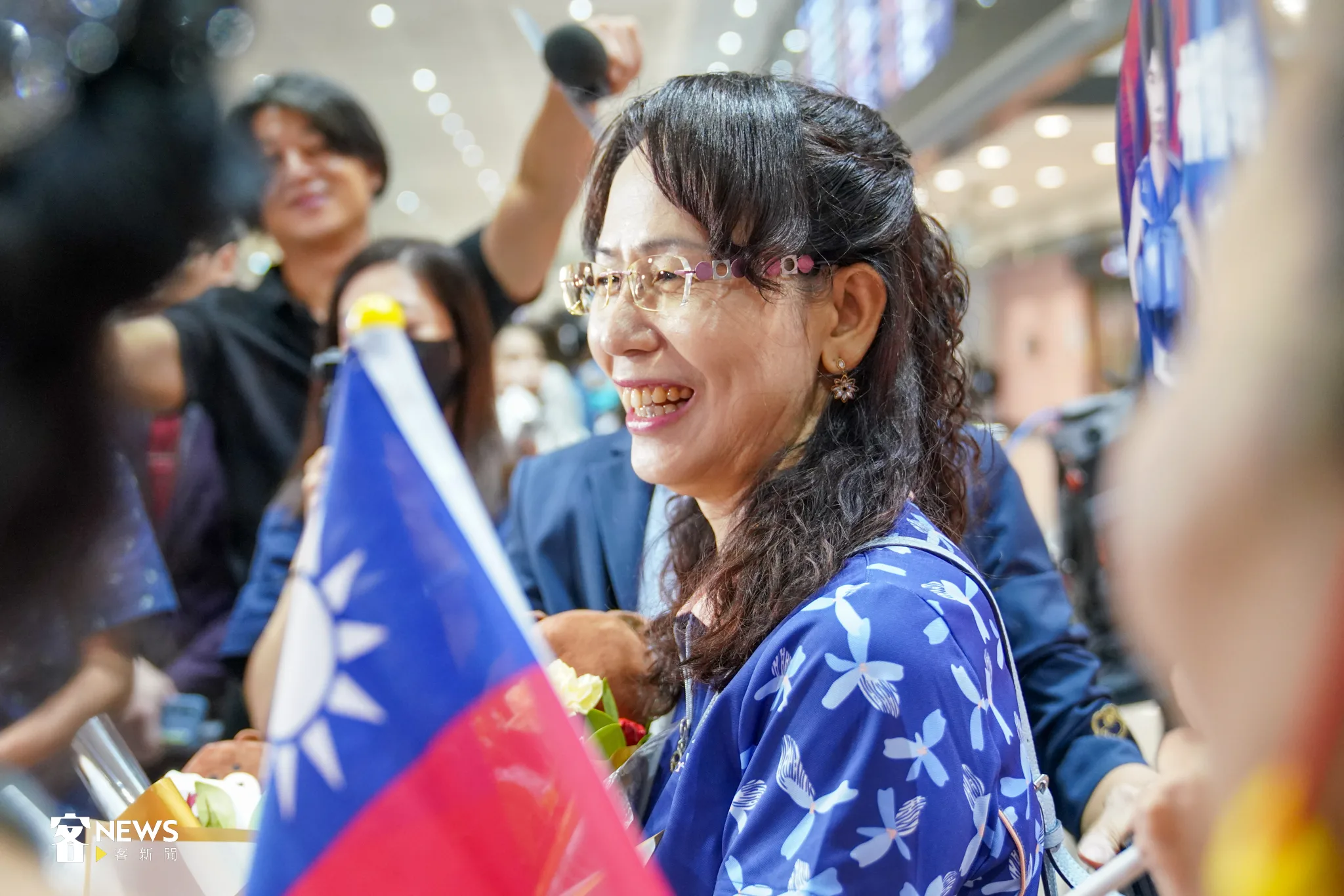林郁婷媽媽也現身桃園機場要為女兒接機。洪藝晅攝