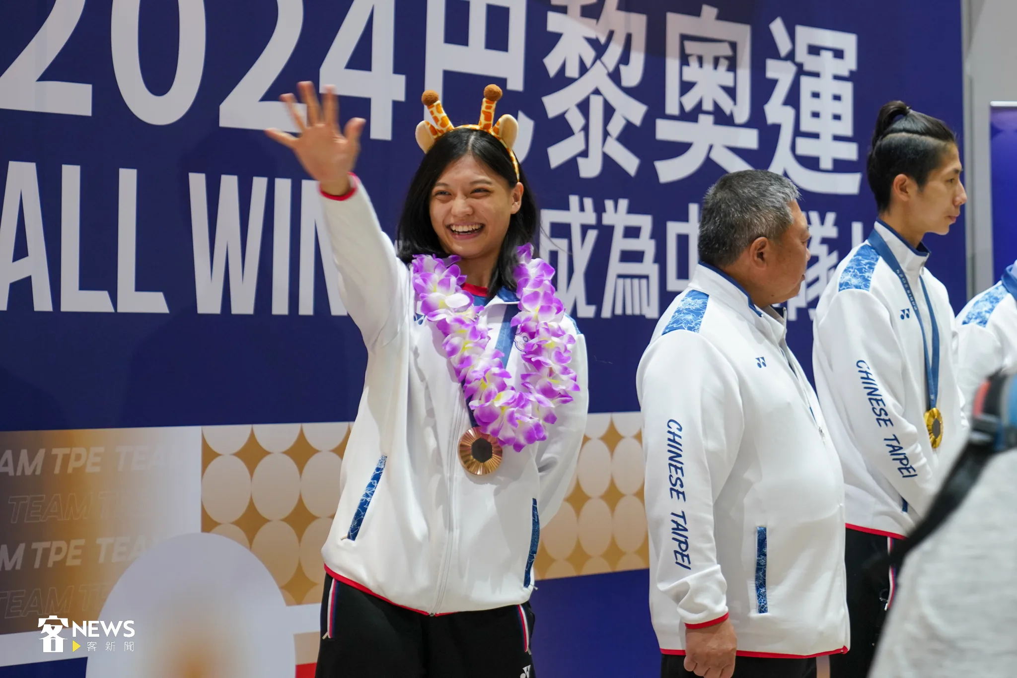 「拳擊美少女」吳詩儀對一旁應援的家人們揮手，露出可愛笑容。洪藝晅攝