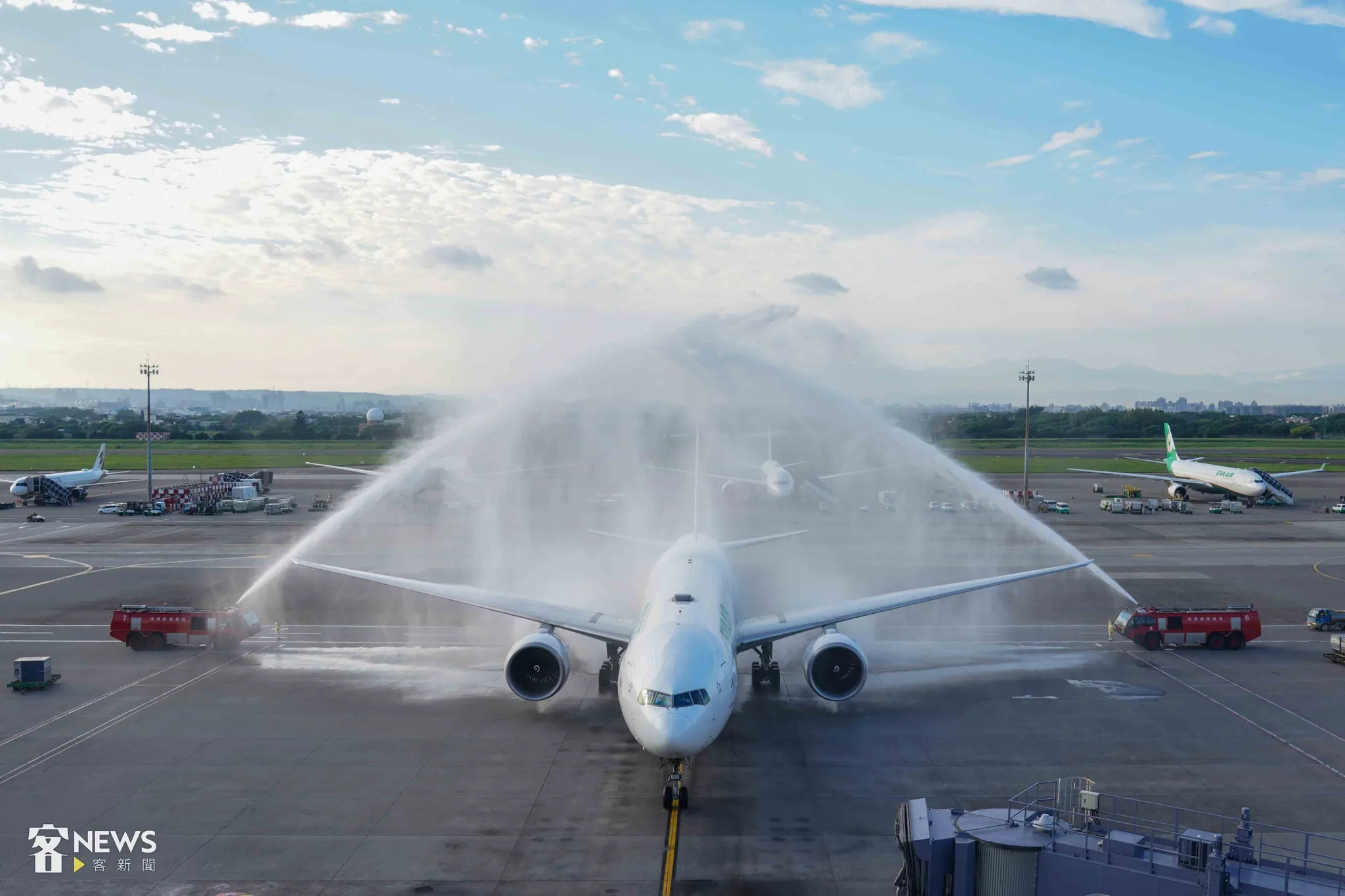 台灣奧運代表團搭乘的班機降落後，機場更以「水門禮」迎接國手。李台源攝