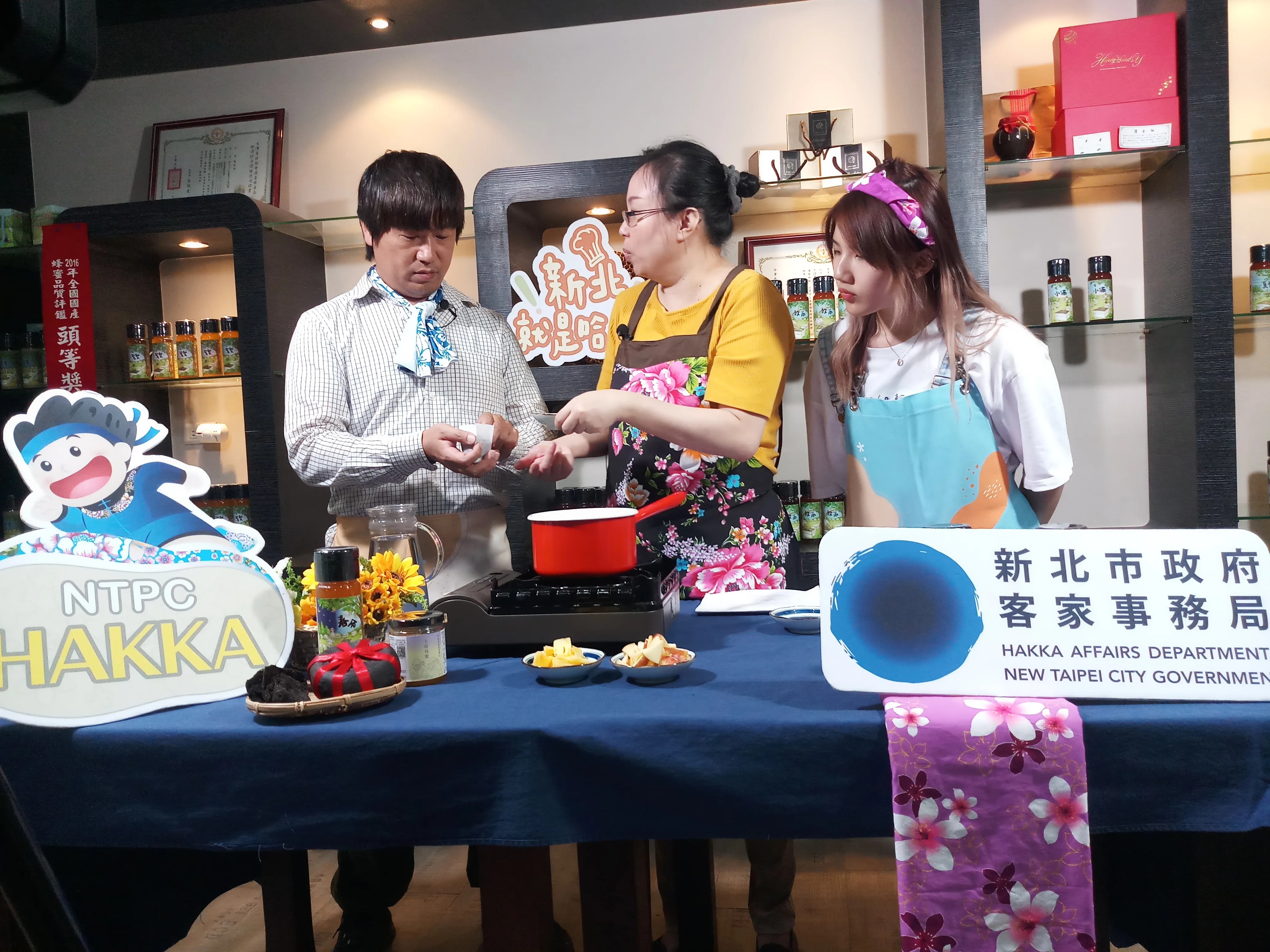 蜂樺蜂蜜專賣店負責人陳冠樺(左)、ㄚ樺媽媽(中)及智庫團成員黃乙軒(右)。新北市政府提供