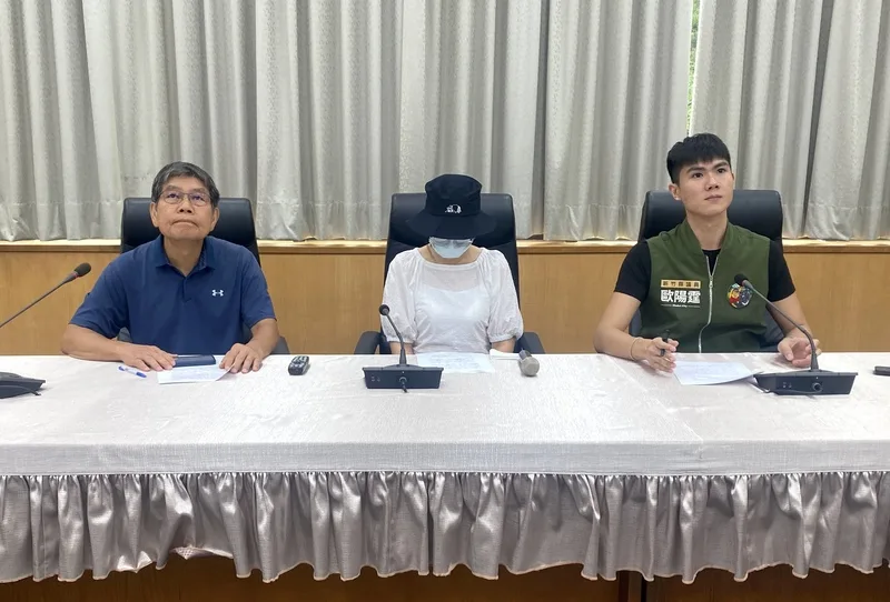 道禾托嬰中心竹北校區虐嬰家長(中)15日由民進黨新竹縣議員歐陽霆(右)、無黨籍縣議員何智達(左)陪同舉行記者會，質疑他的小孩受虐非個案。中央社