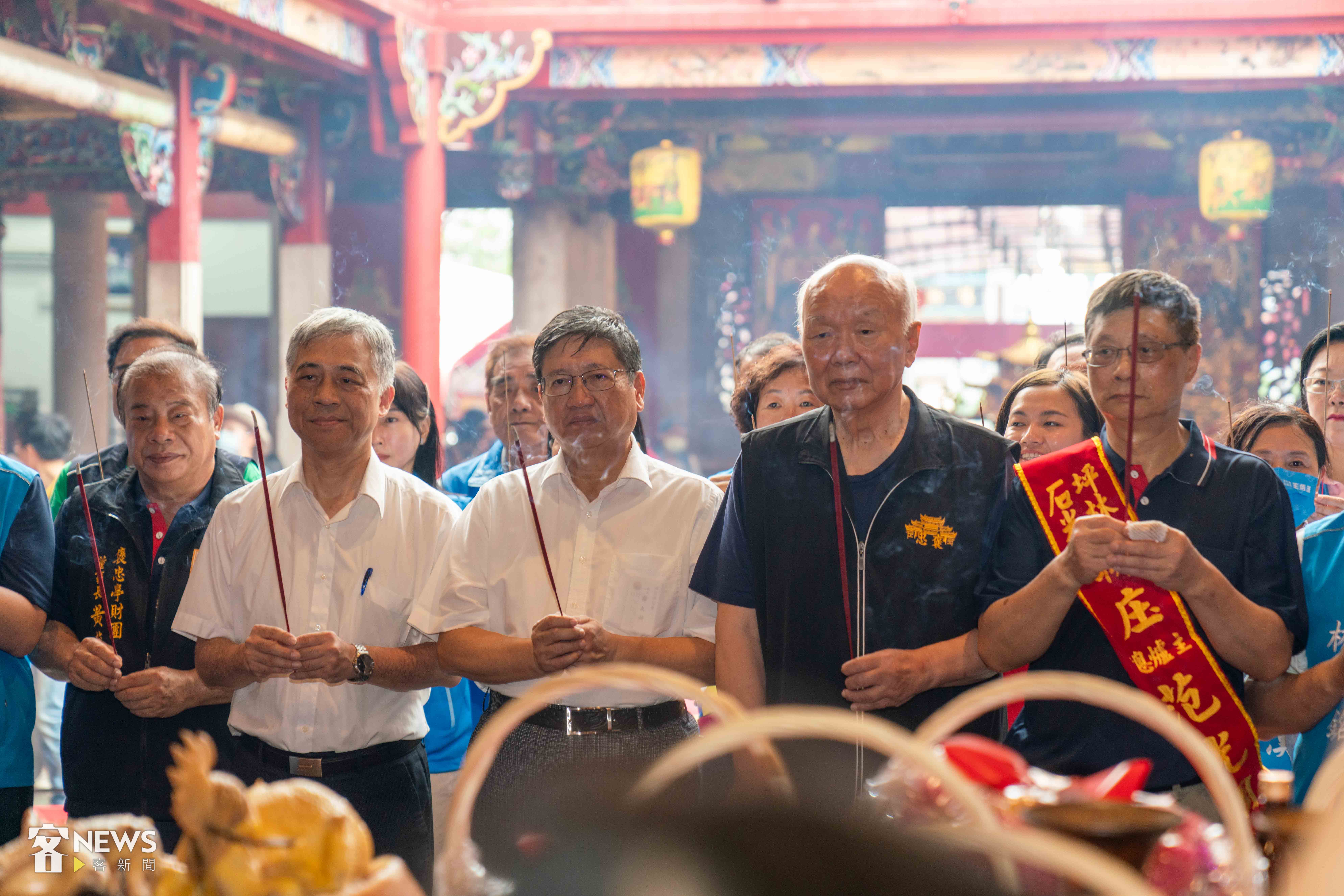 義民祭開幕典禮包括客委會副主委范佐銘(前排左二)、新竹縣長楊文科(左三)、義民廟董事長林光華(右二)以及石光坪林聯庄爐主代表一同出席。李台源攝