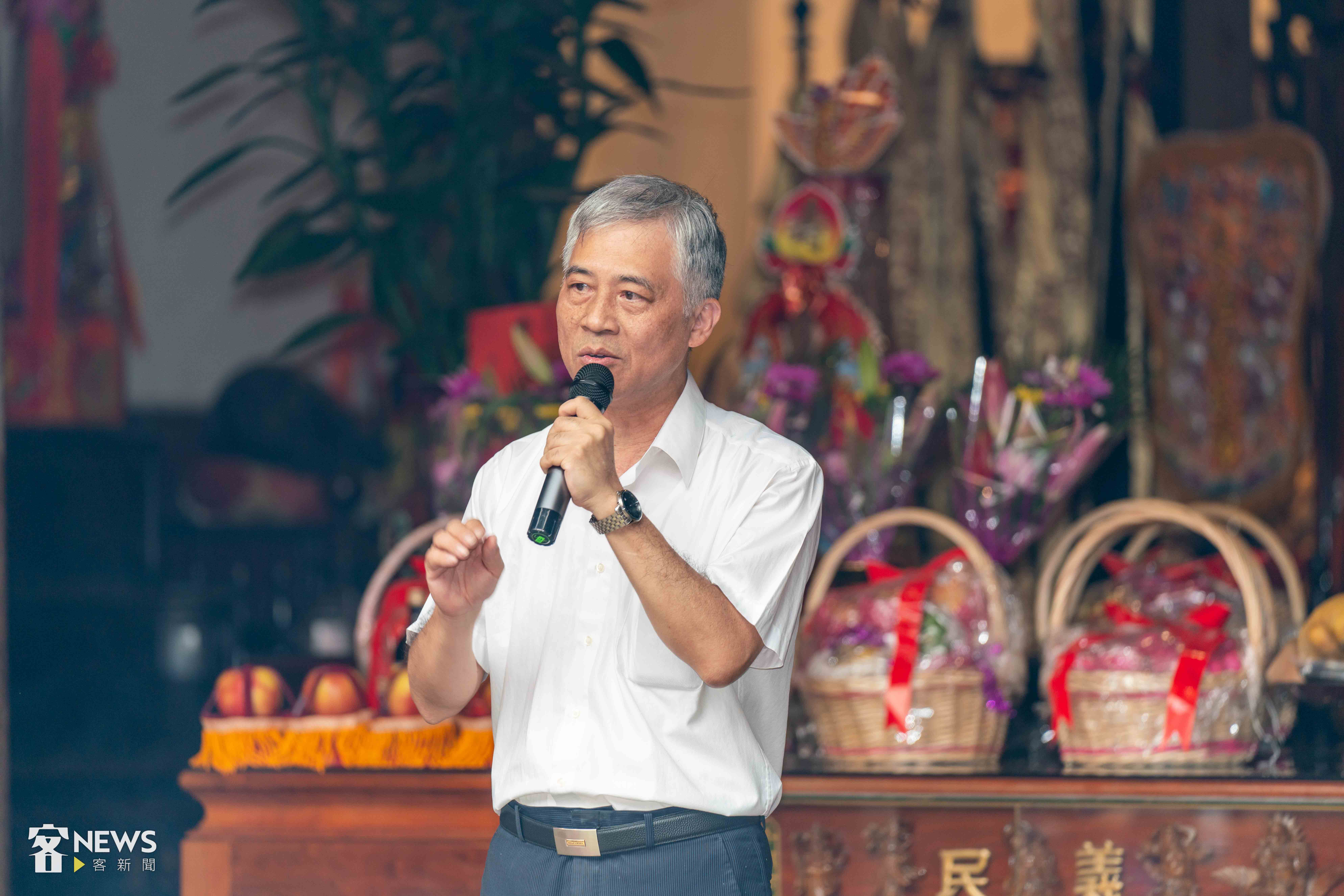 客委會副主委范佐銘表示,豎燈篙、放水燈、吃糖粥、挑擔奉飯等,這些儀式皆來自民生日常。李台源攝