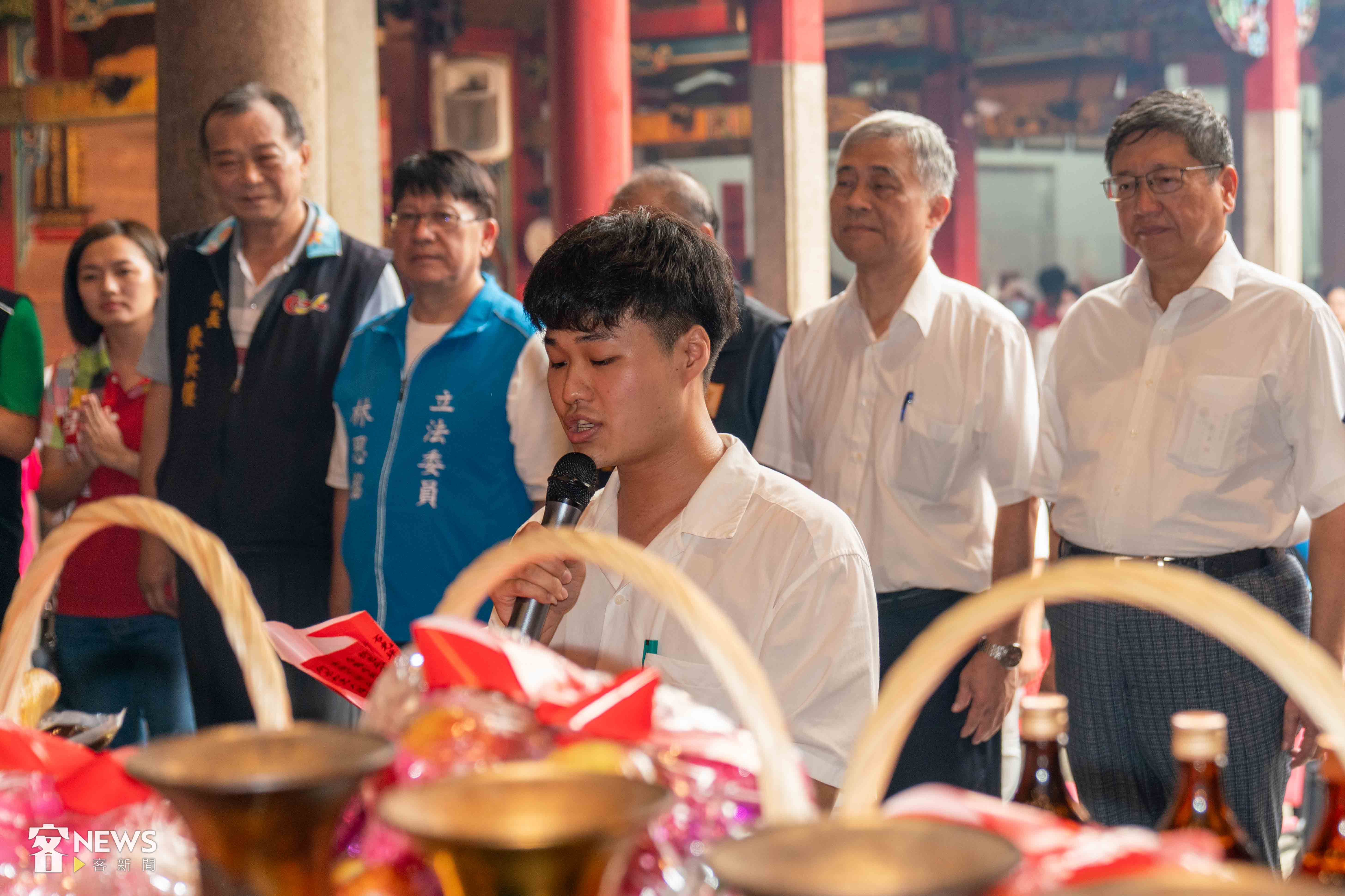 熟稔廟務的詹俊彥(前者)協助祭祀事宜。