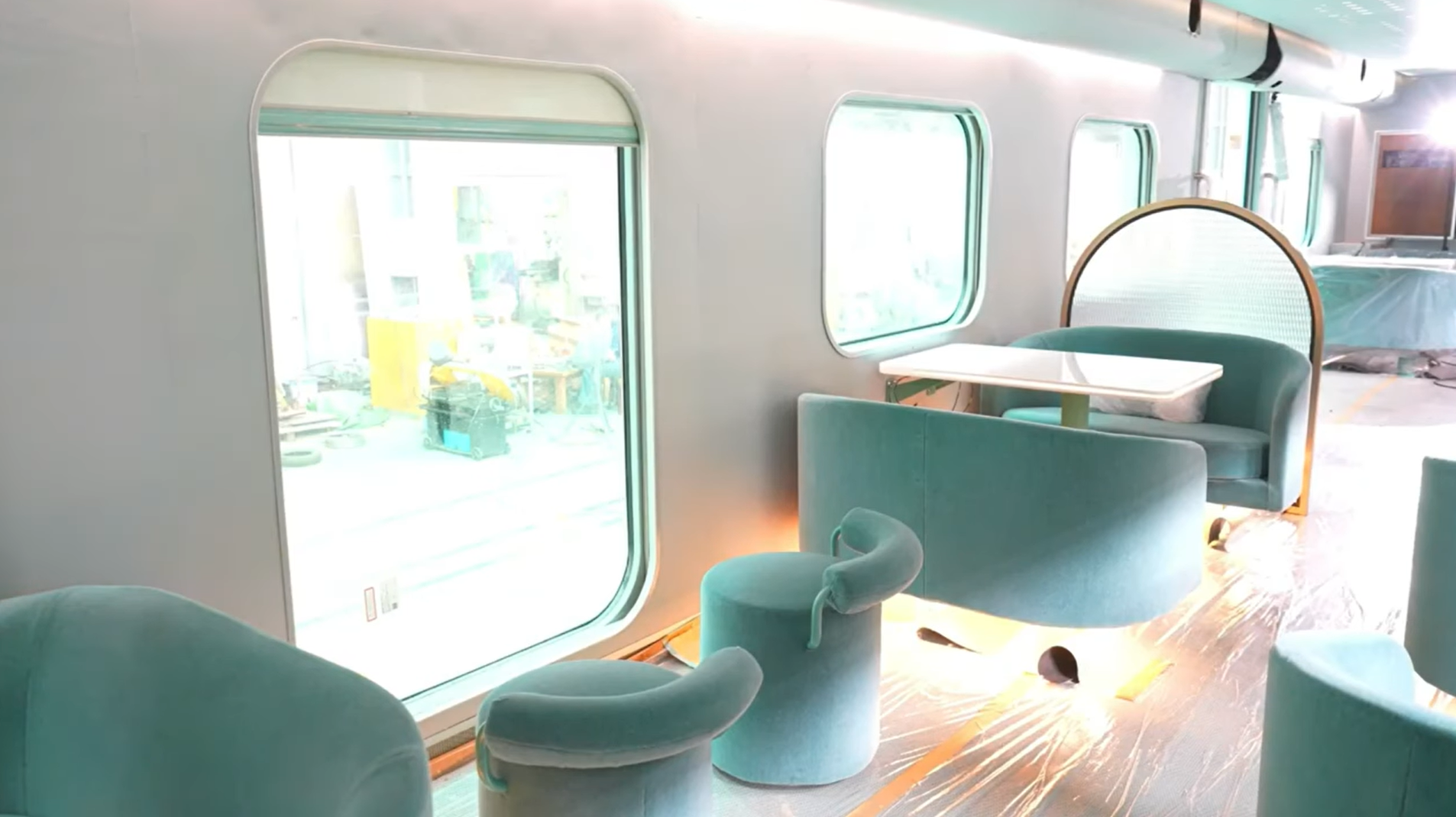 車廂內裝採用馬卡龍色系。台鐵提供