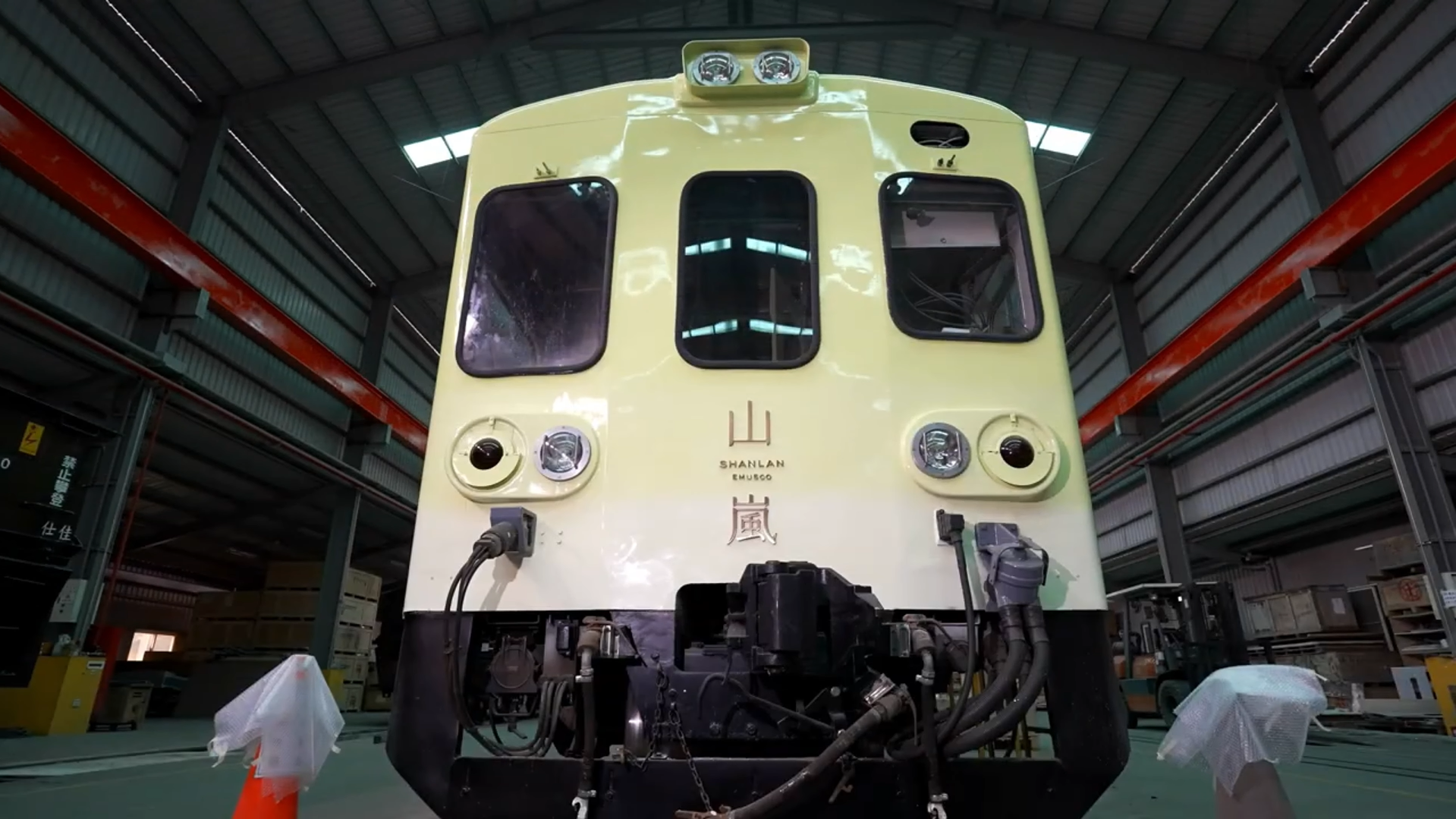 全新觀光列車「山嵐號」。台鐵提供