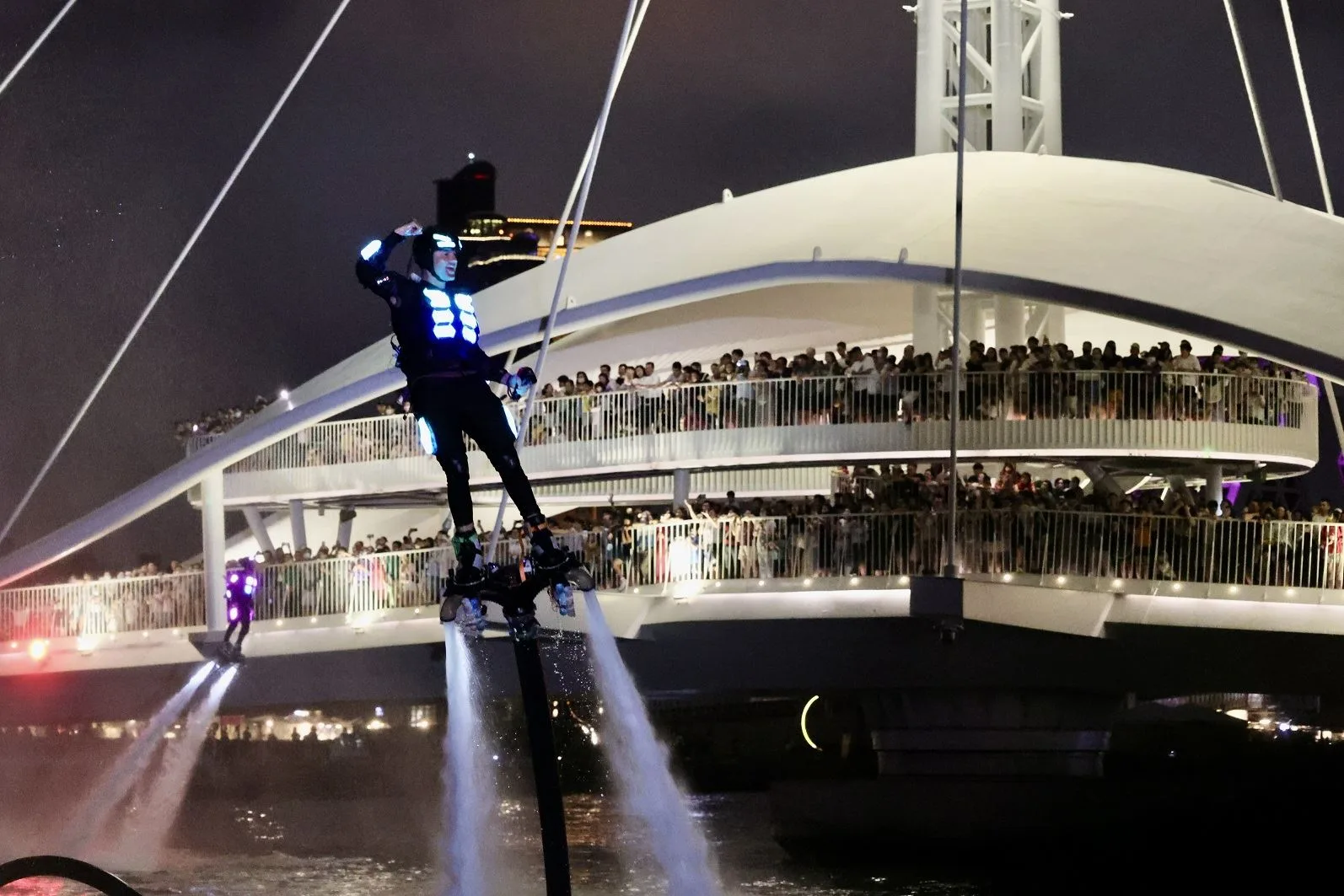 法國水上飛板秀Flyboard Show為2024高雄海洋派對揭開序幕。高雄市政府提供