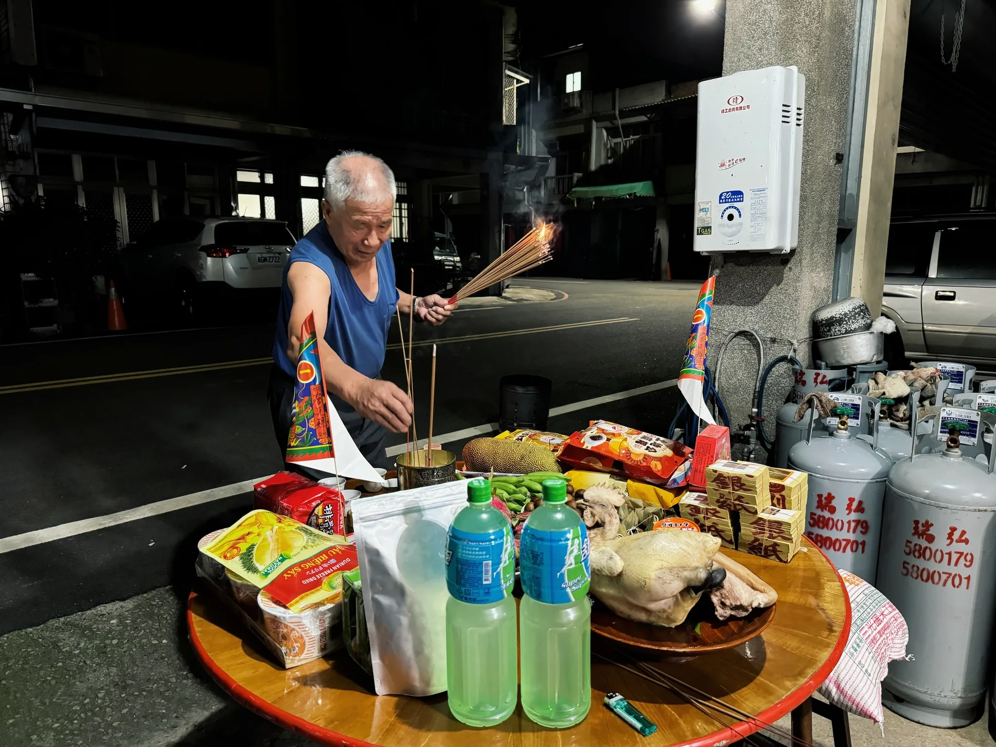 分香:香花僧在一把香上念誦經文,隨後由爐主首事等人帶著香回到峨眉街上,挨家挨戶地將香插在香爐中。
