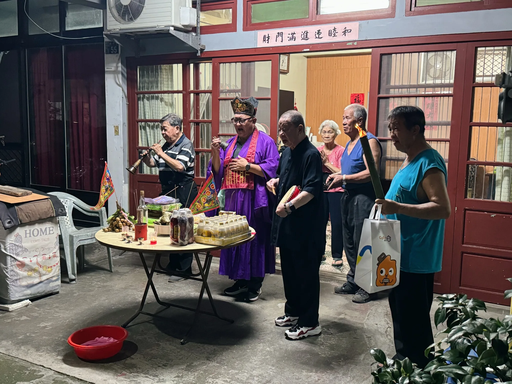 「淨孤筵」儀式:香花僧普度開香後,率爐主等人遶行峨眉街上,一人搖鈴誦經、一人敲鼓、一人吹嗩吶,還有一人拿著用竹子和金紙製成的油笐火(古早火把)。