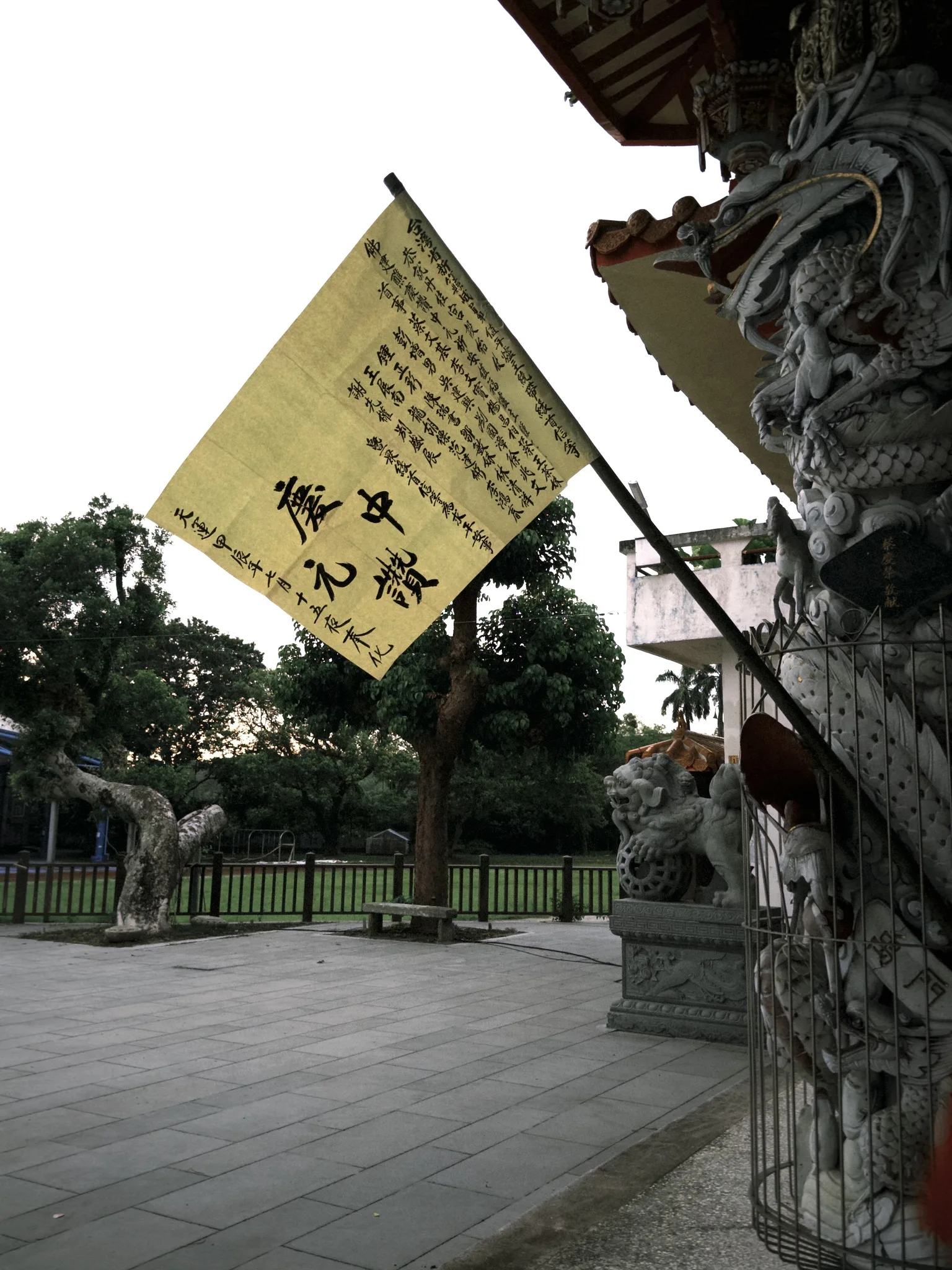 榜文:在廟宇壇前告知眾人的文書,類似於人類世界的公佈欄。丹桂宮的龍柱上以竹子綁上黃色榜文,透過張掛榜文傳達訊息。在廟宇對人的公告是紅紙黑字,對好兄弟的則是黃底黑字。