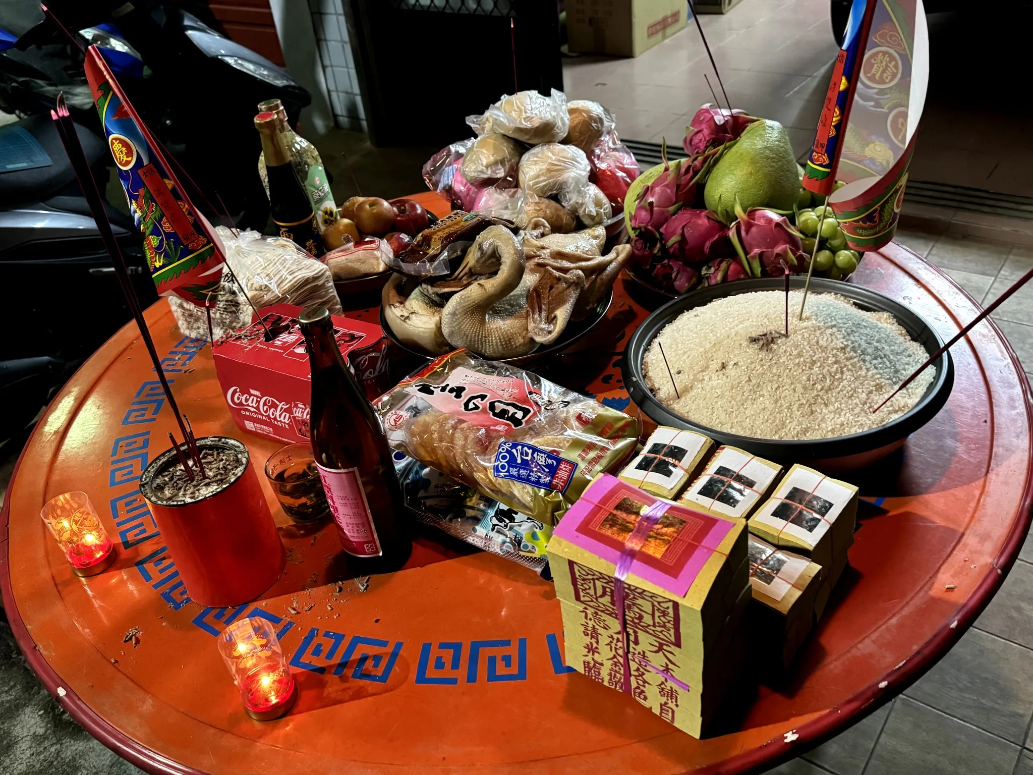 峨眉街上擺設的祭品齊全豐富,備齊毛巾、盥洗用具、五牲、水果、整包米、現代人愛吃的水果飲料等,一點不馬虎。
