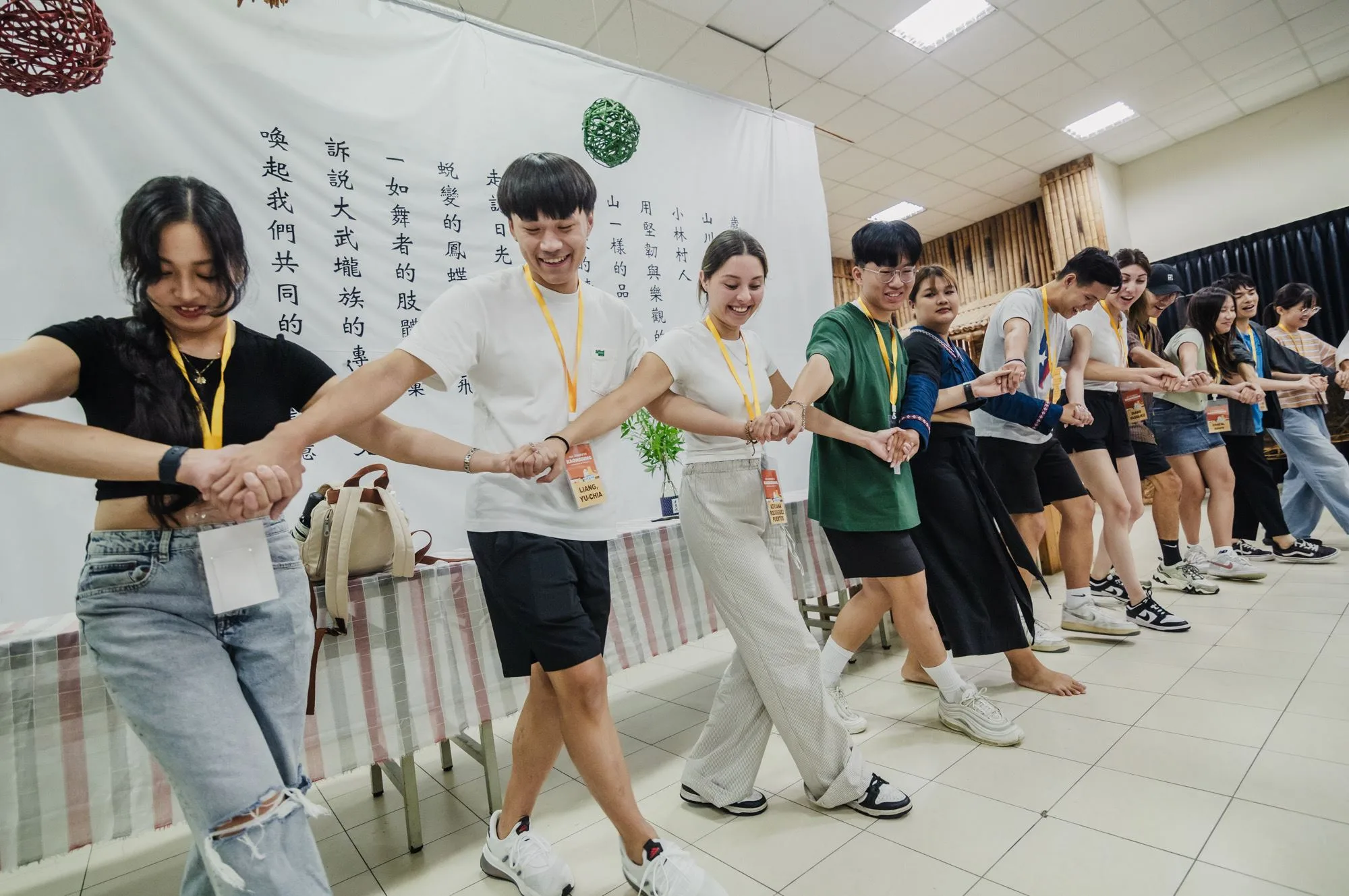 國際夏令營學生深入日光小林社區認識原民文化。高雄市政府行政暨國際處提供