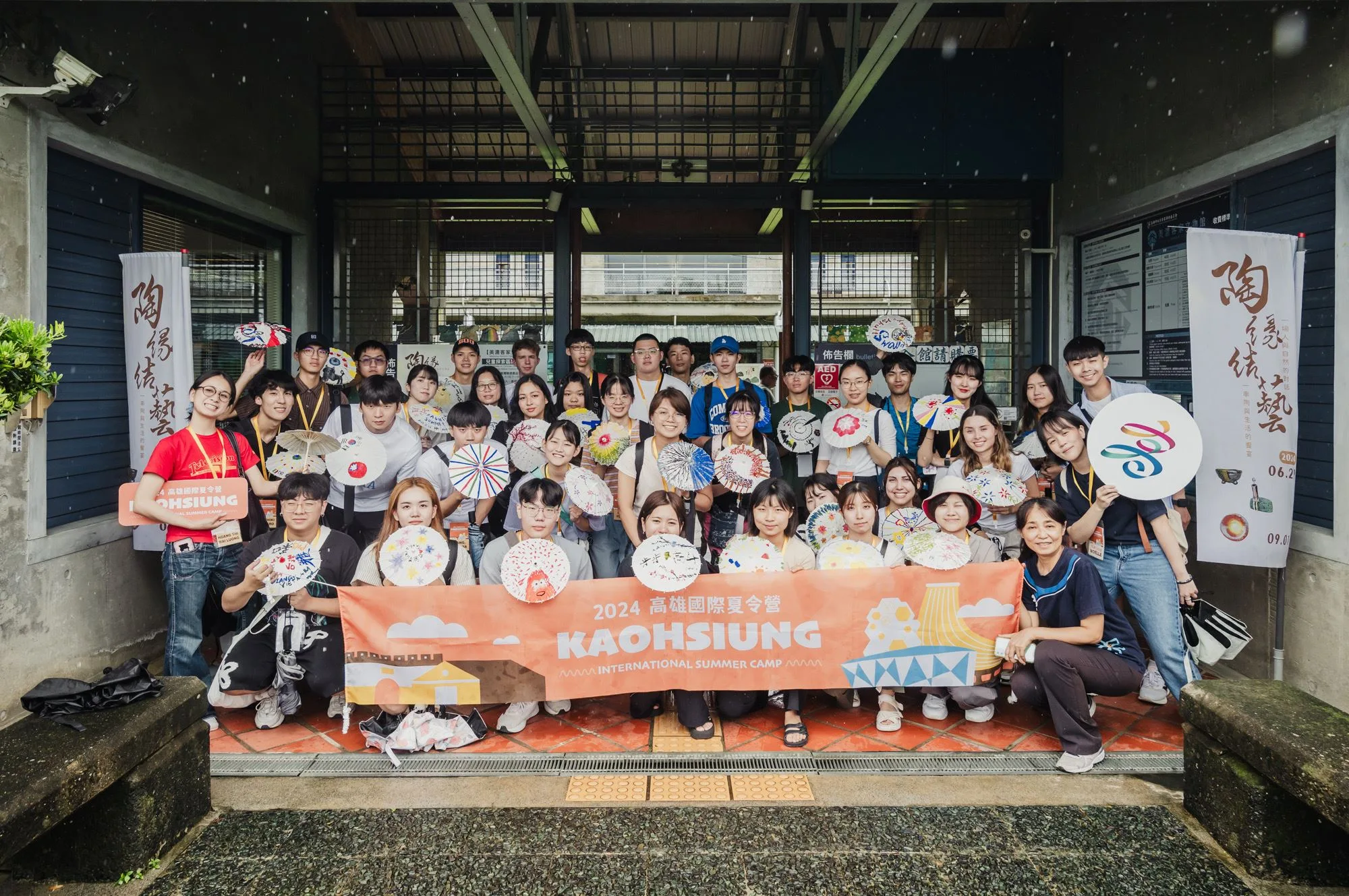 八國學生不捨,與台灣朋友相約高雄再見。高雄市政府行政暨國際處提供