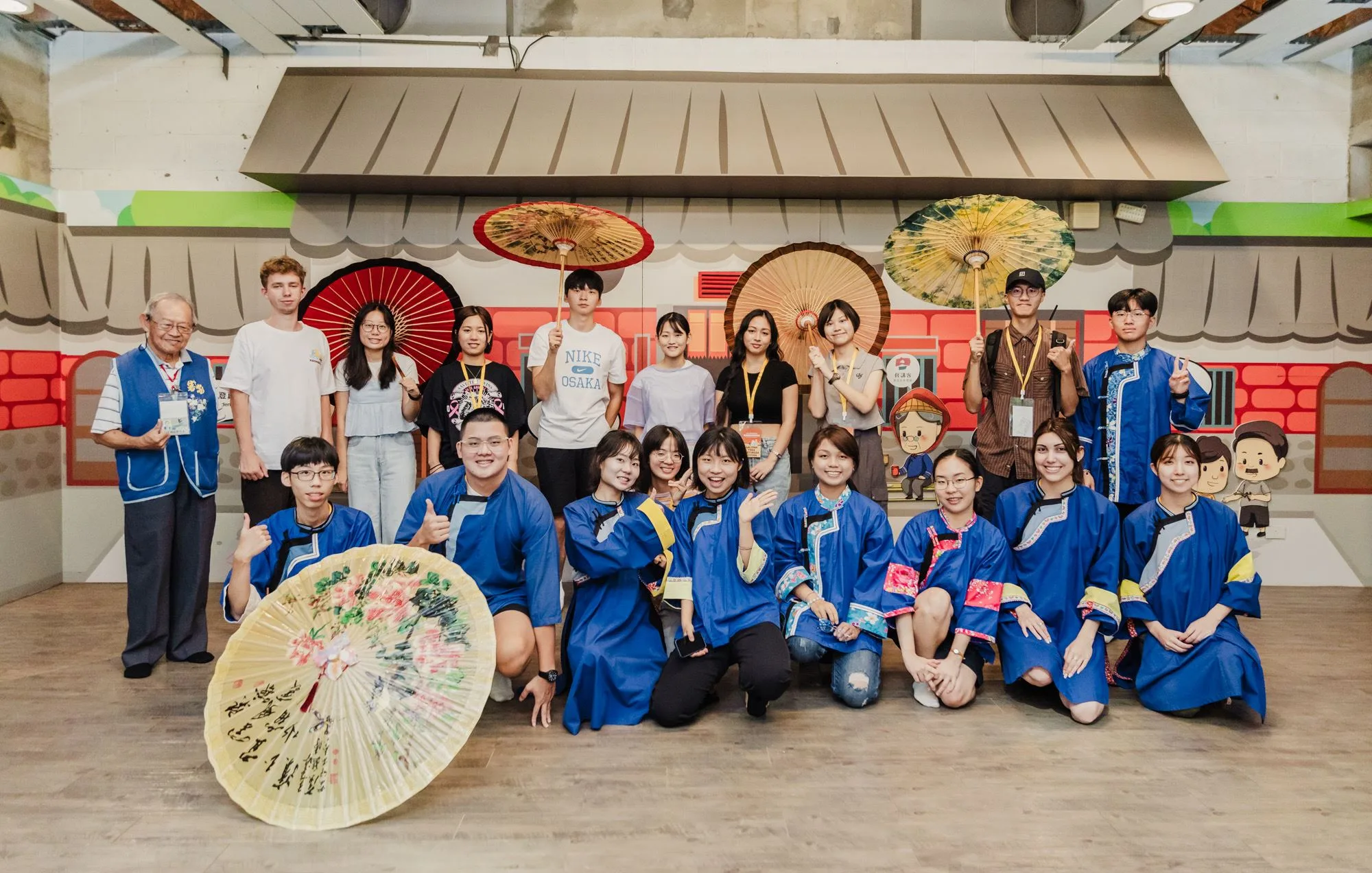 國際夏令營學生在美濃客家文物館聆聽客家人在美濃落地生根的緣由。