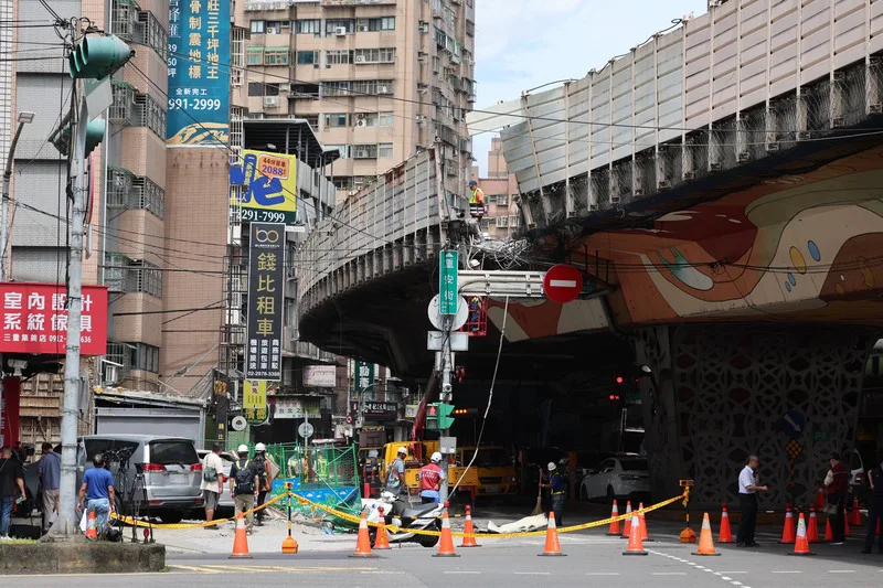 聯結車鋼梁砸毀台1線高架道路　新北：追究業者責任