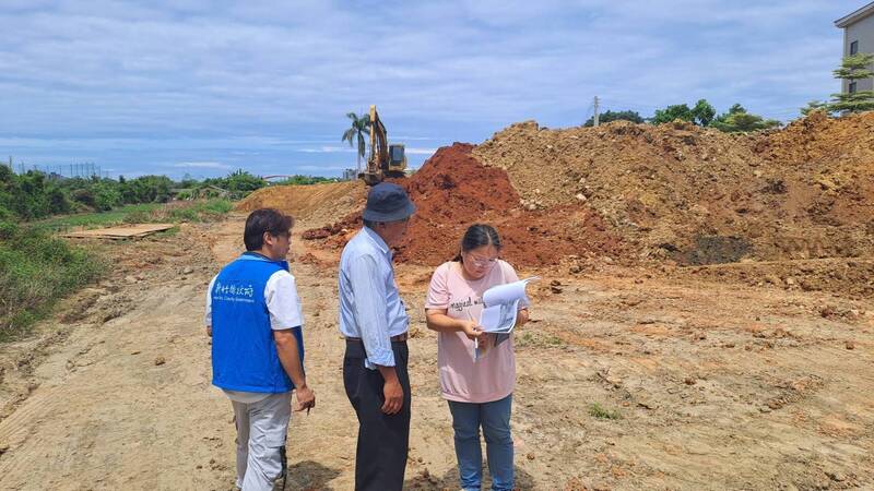 竹北某農地以種樹為名非法傾倒廢土，違反《區域計畫法》等遭加重裁罰，並限期恢復農業使用。新竹縣政府提供
