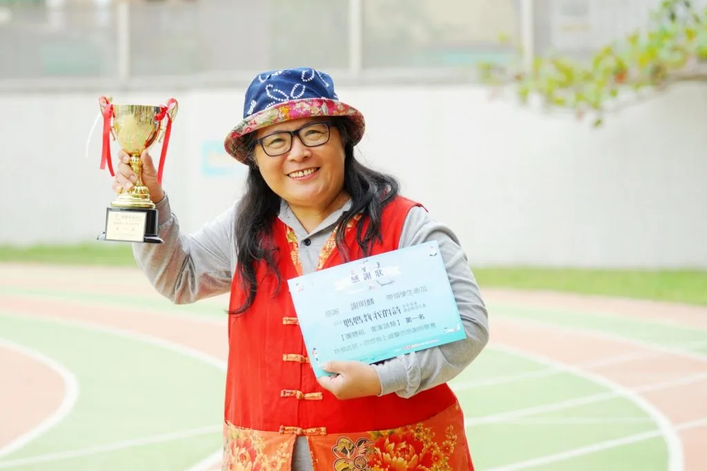 臺南市新市國小謝明麟教師退而不休，無私奉獻，持續傳承客家文化。教育局提供