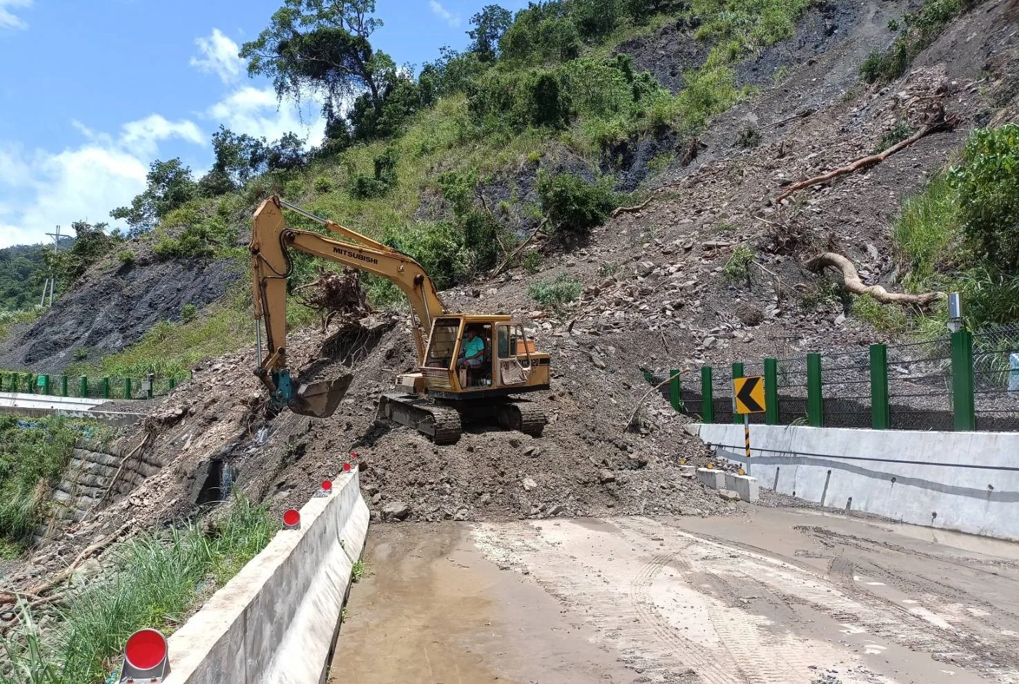 受凱米颱風侵襲，高雄六龜區寶來里133線4K處路面龜裂、邊坡坍滑，道路中斷。高雄市工務局提供