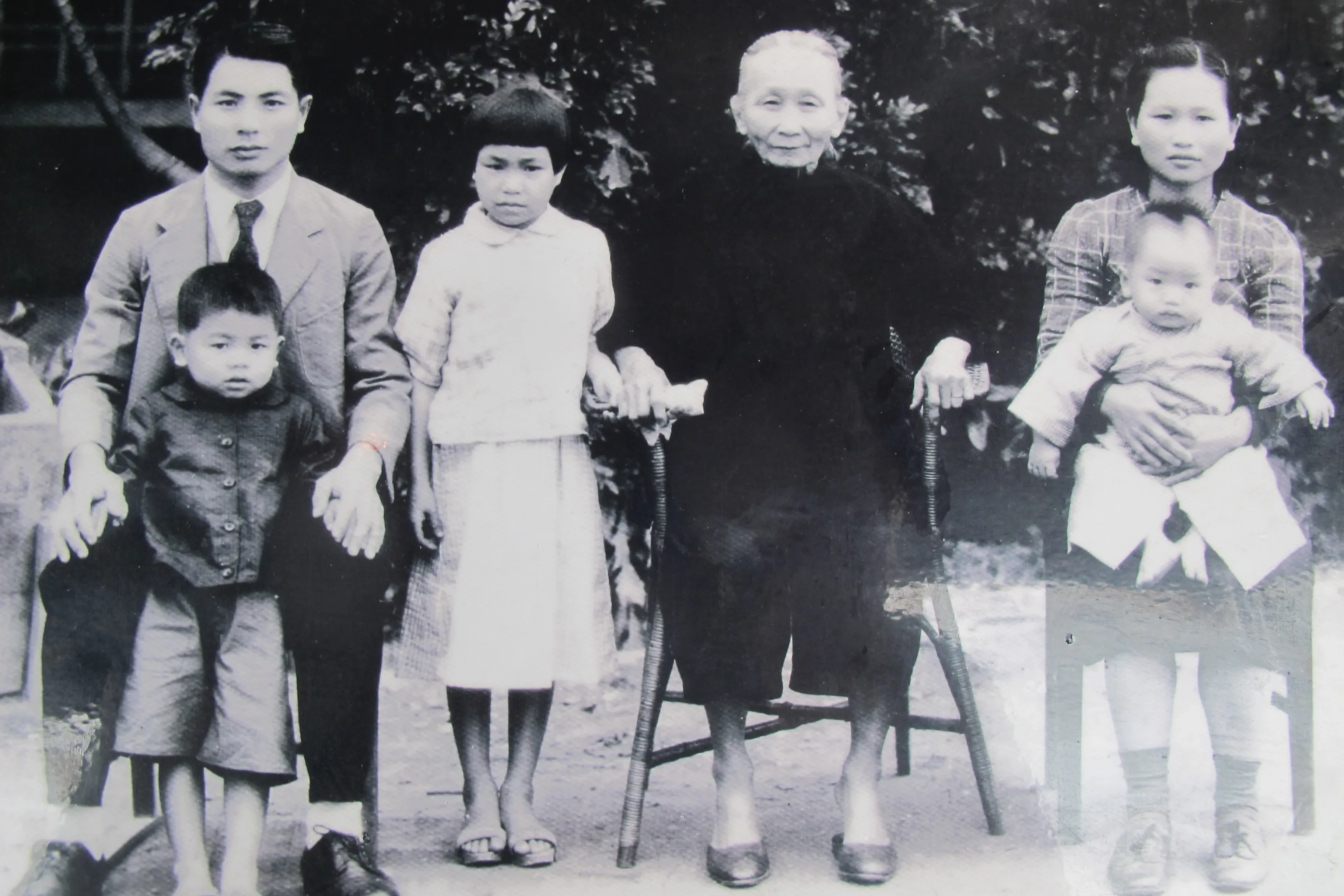 饒維霈在六兄弟中最先移民鳳林，母親彭珠妹與他同住，圖為夫婦與老母合影。何來美翻攝