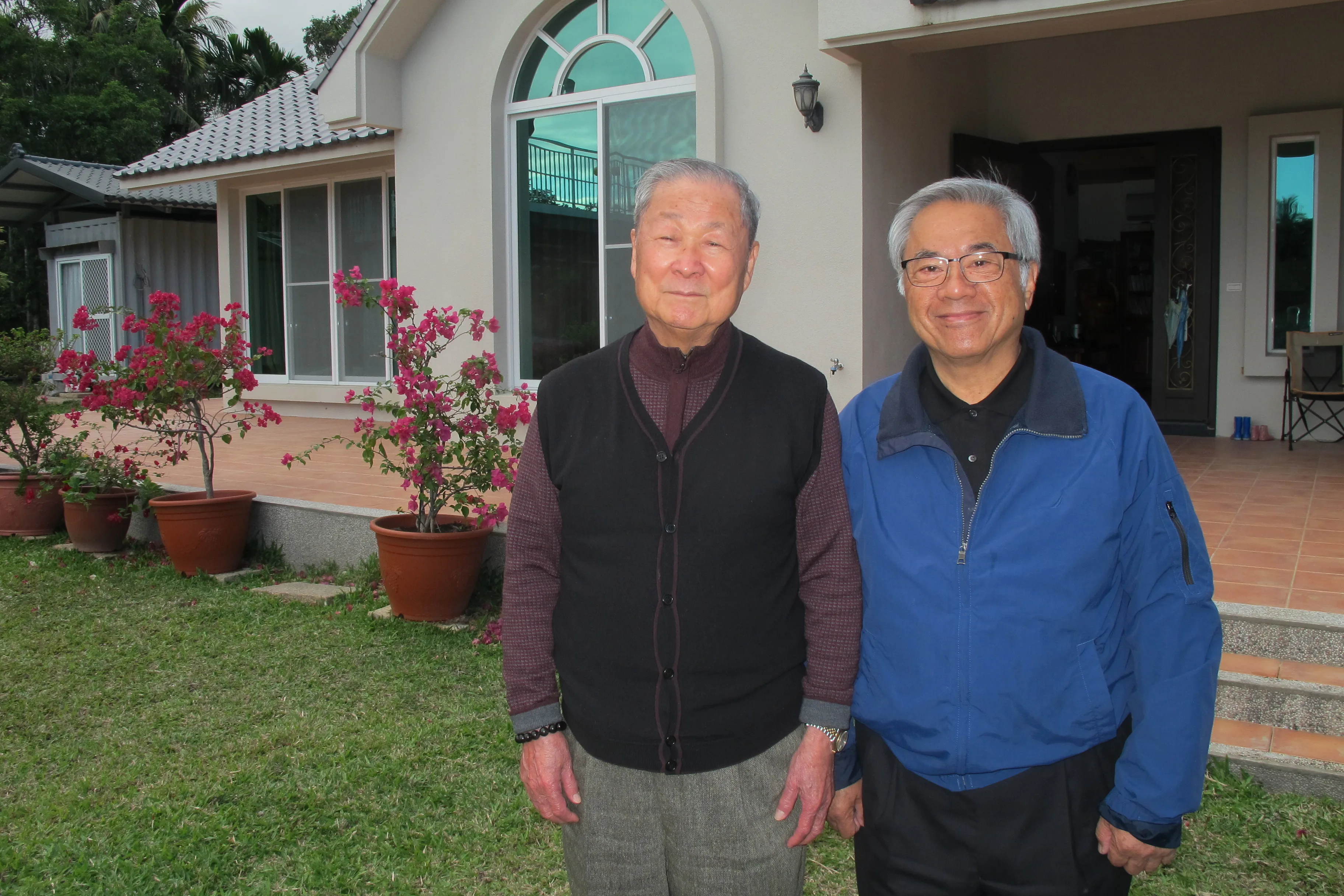 饒穎奇（左）與前臺東縣長陳建年合影，陳建年是臺灣首位原住民（卑南族）縣長，是李登輝當國民黨主席時提名。何來美攝