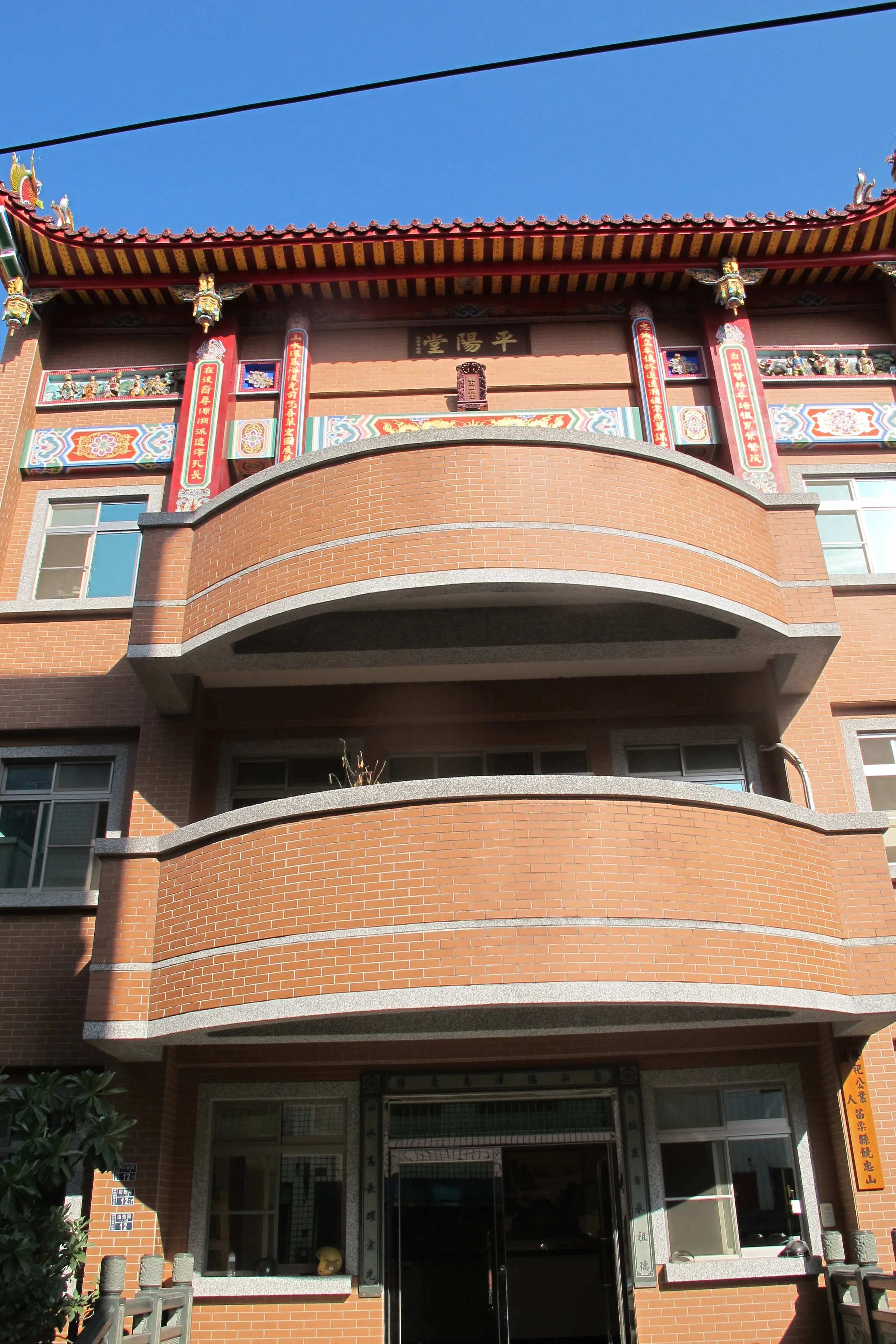 頭份饒忠山宗祠樓高三層，非常宏偉，來臺繁衍子孫已280年，是饒氏宗族精神中心。何來美攝