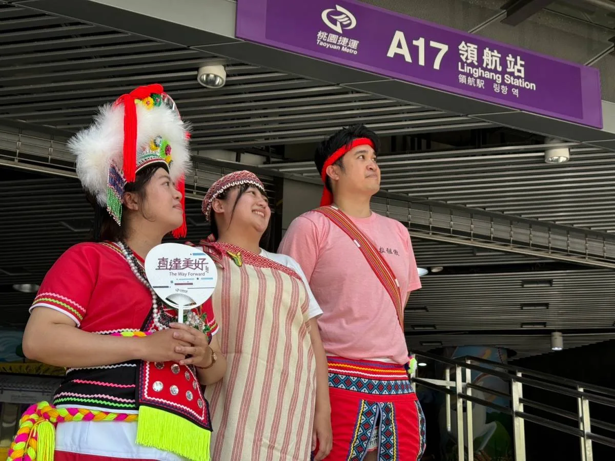 「2024 LALAI桃園原住民族音樂節」鄰近桃園捷運A17領航站，當天穿原住民服飾可不限次數免費搭乘。桃捷提供