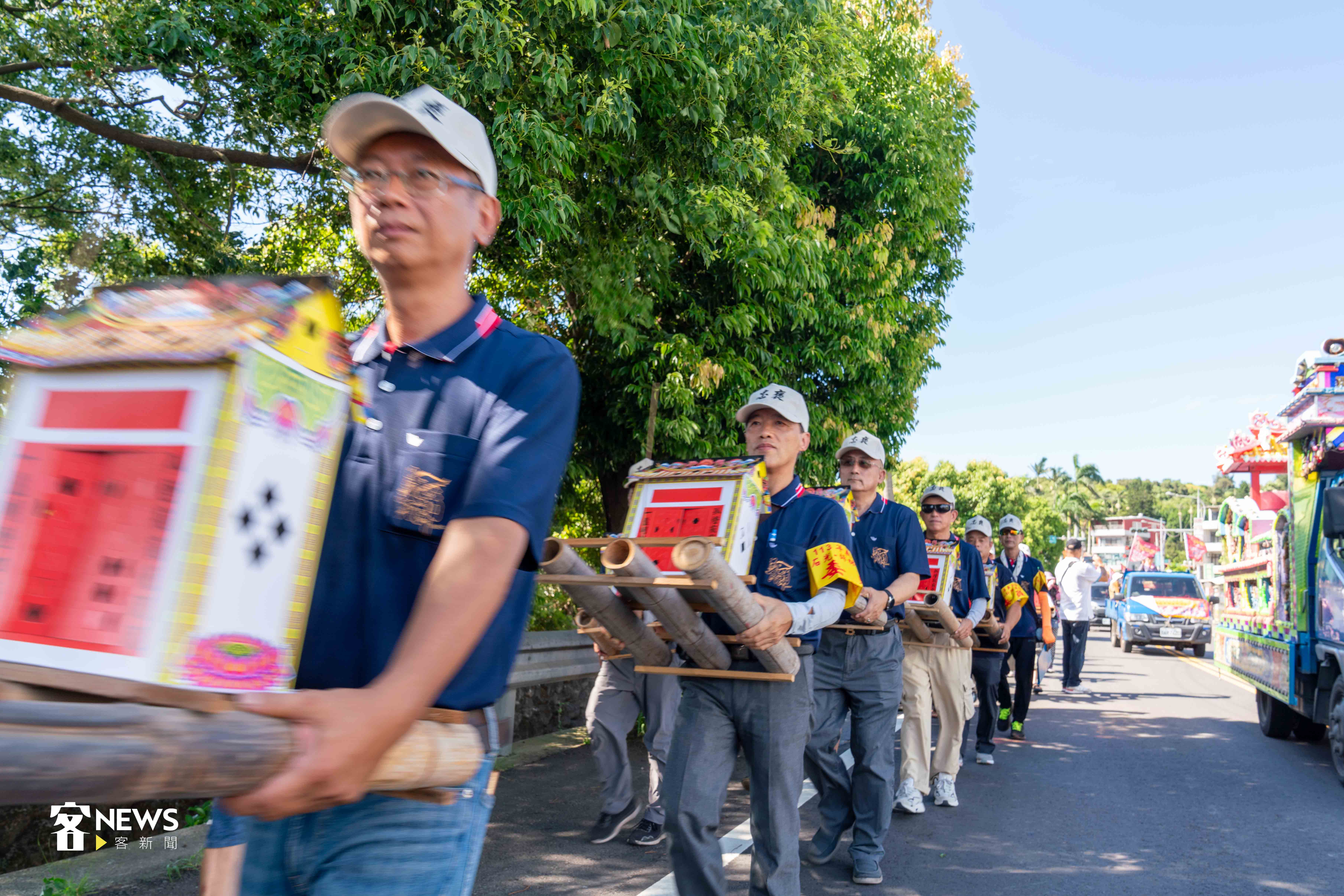 信眾手捧水燈，自義民廟徒步至鳳山溪畔。李台源攝