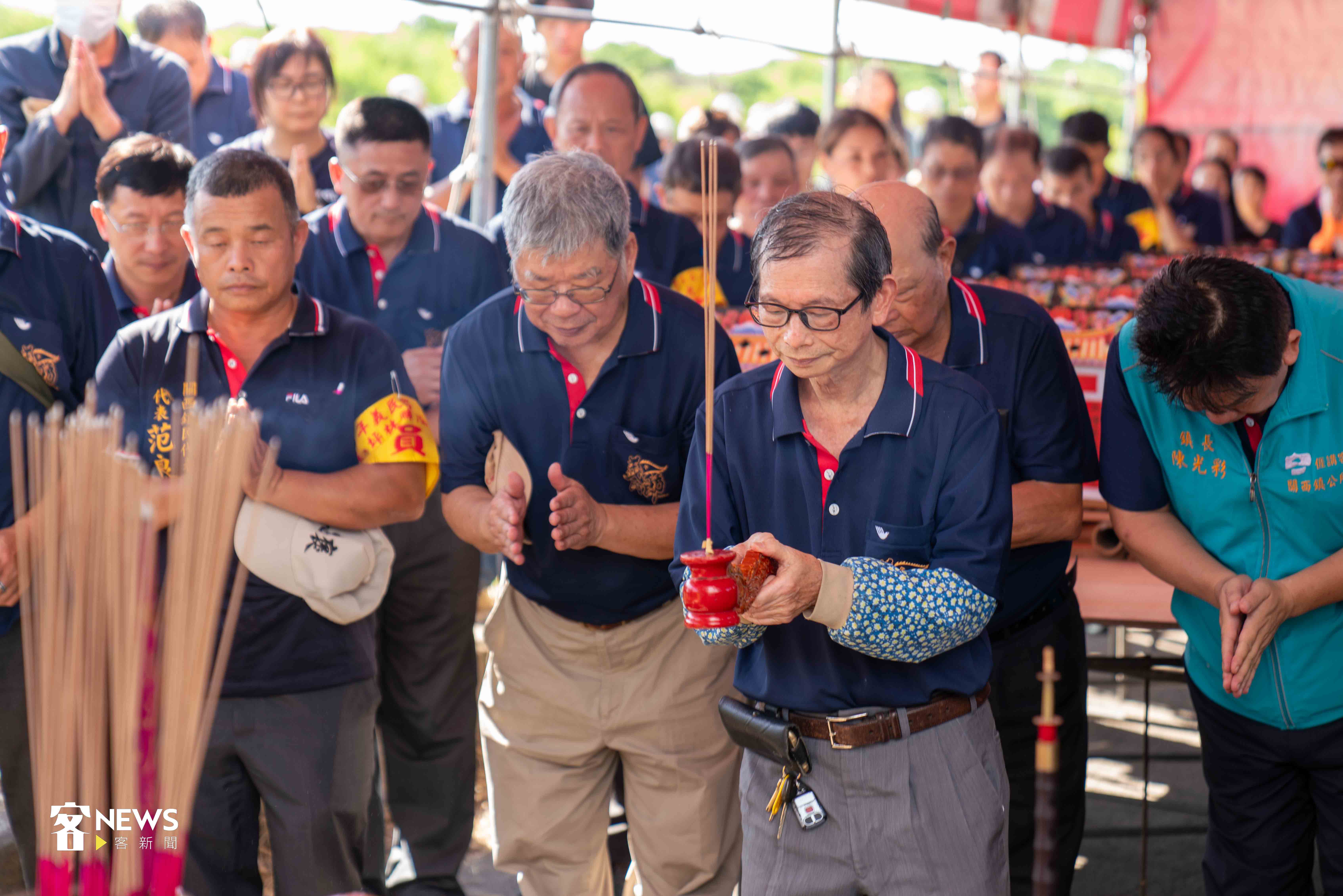 義民祭今年輪值的石光坪林聯庄總爐主范光周（前排持香者）。李台源攝
