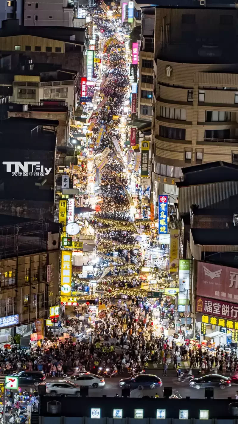 苗栗縣苑裡鎮「鬼門關夜市」吸引大批遊客,十分壯觀。翻攝自天際天空攝影FB