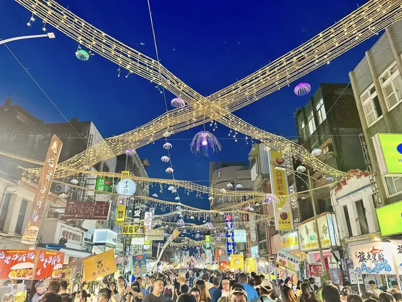 苗栗縣苑裡鎮「鬼門關夜市」2023年的水母燈裝置藝術。翻攝自苑裡串起來FB