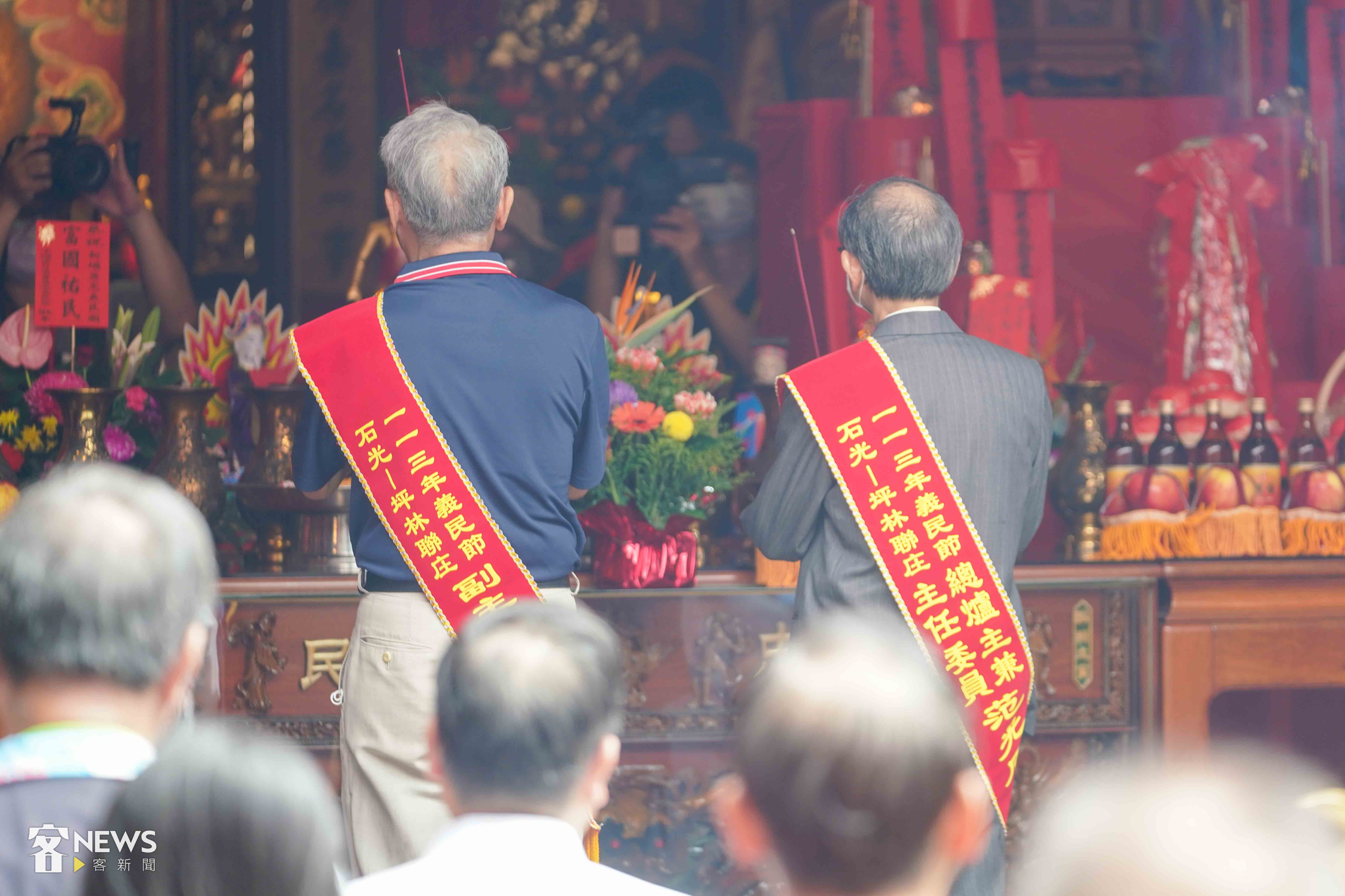 石光坪林聯庄總爐主范光周(右)與副總爐主劉士賢(左)祭祀義民爺。李台源攝
