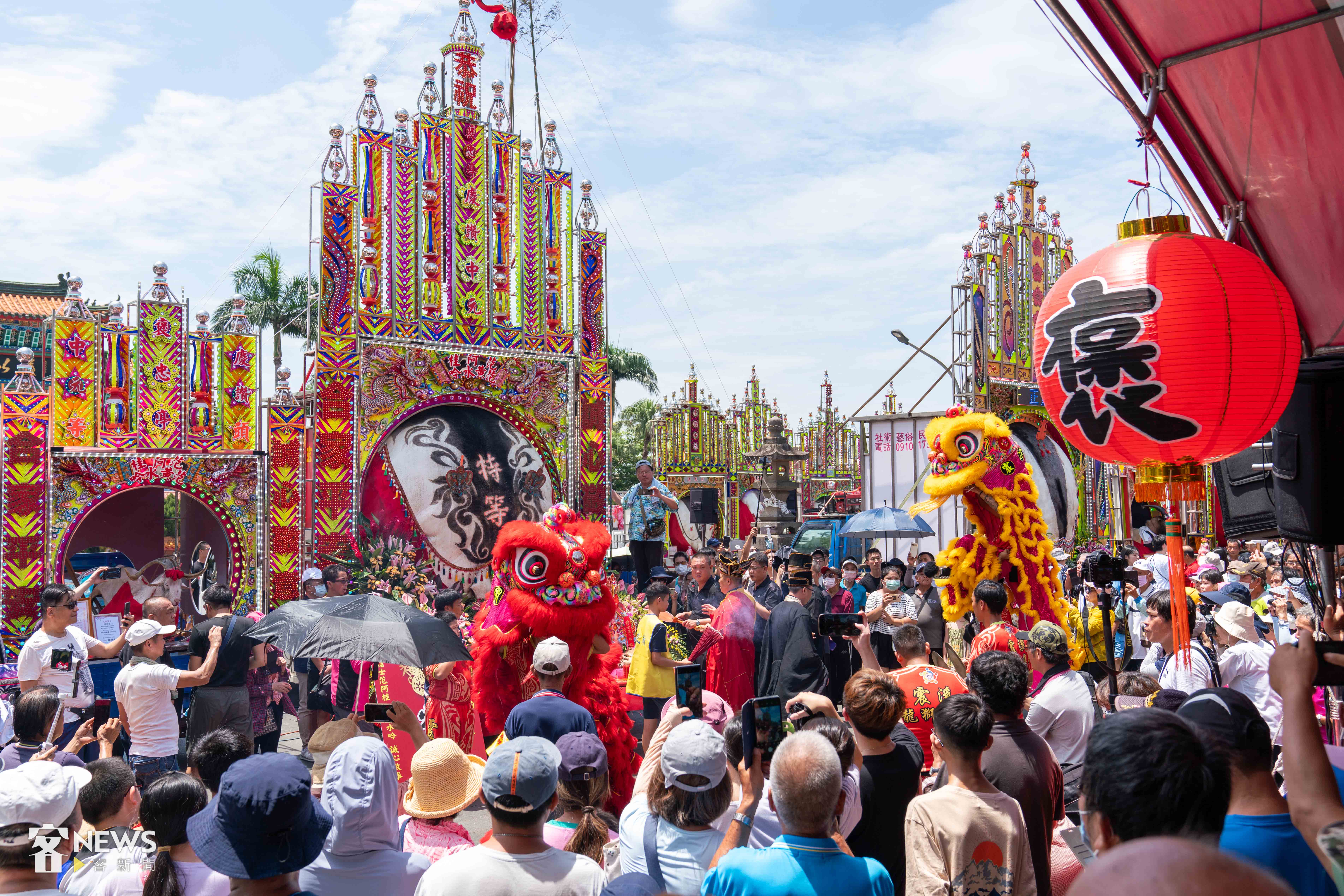 義民祭上午祭祀活動告一段落後,廟埕的藝陣大匯演,吸引眾人目光。李台源攝