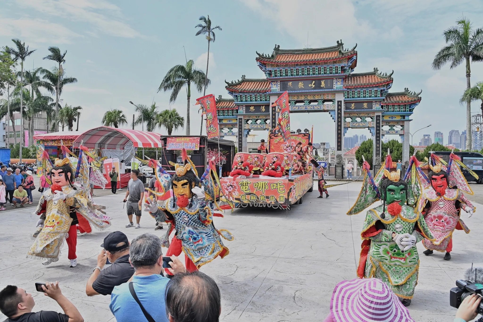 義民廟除了殿內的祭祀,廟埕上有眾多熱鬧表演,讓民眾看得目不轉睛。行政院提供