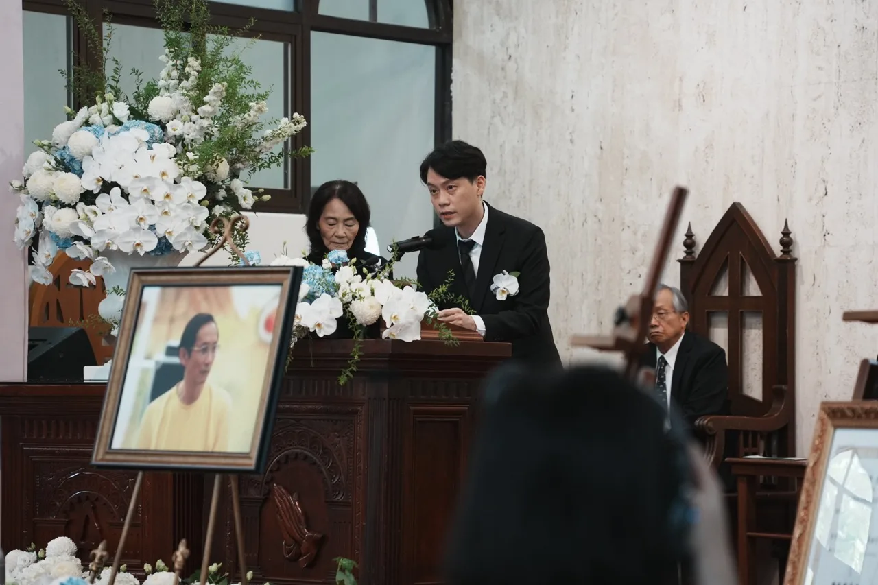 曾貴海妻子黃翠茂（左）、兒子曾澤民（中）向前來追思的眾人致意。客家委員會提供