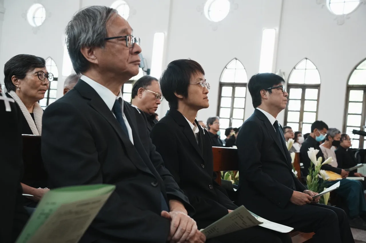 總統府前資政葉菊蘭（後方左）、文化部長李遠（前左）、客委會主委古秀妃（中）、高雄市長陳其邁（右）等人追思曾貴海。客家委員會提供