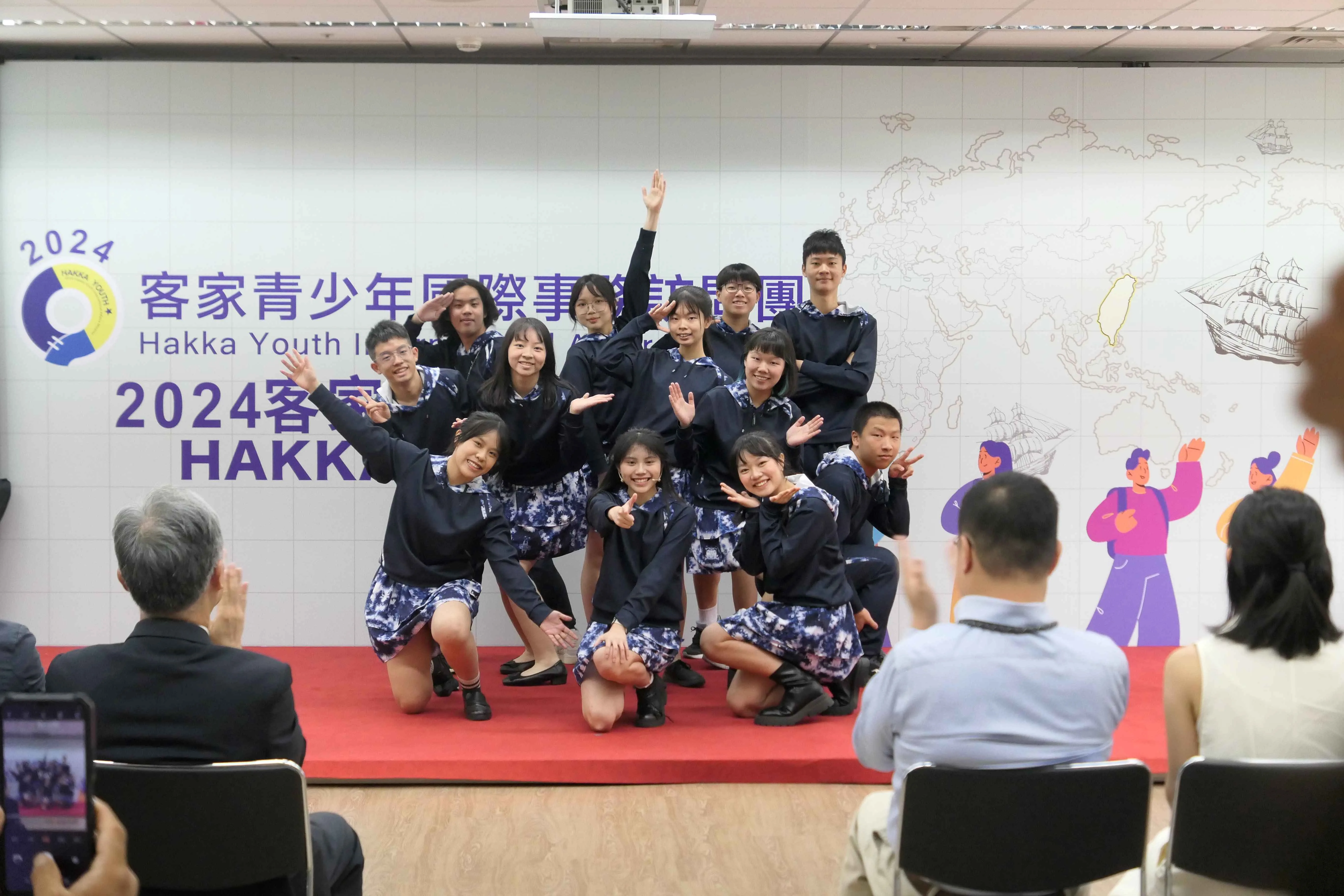 青訪團12位後生在返台成果發表，帶來精采演出，展現後生活力。客家委員會提供