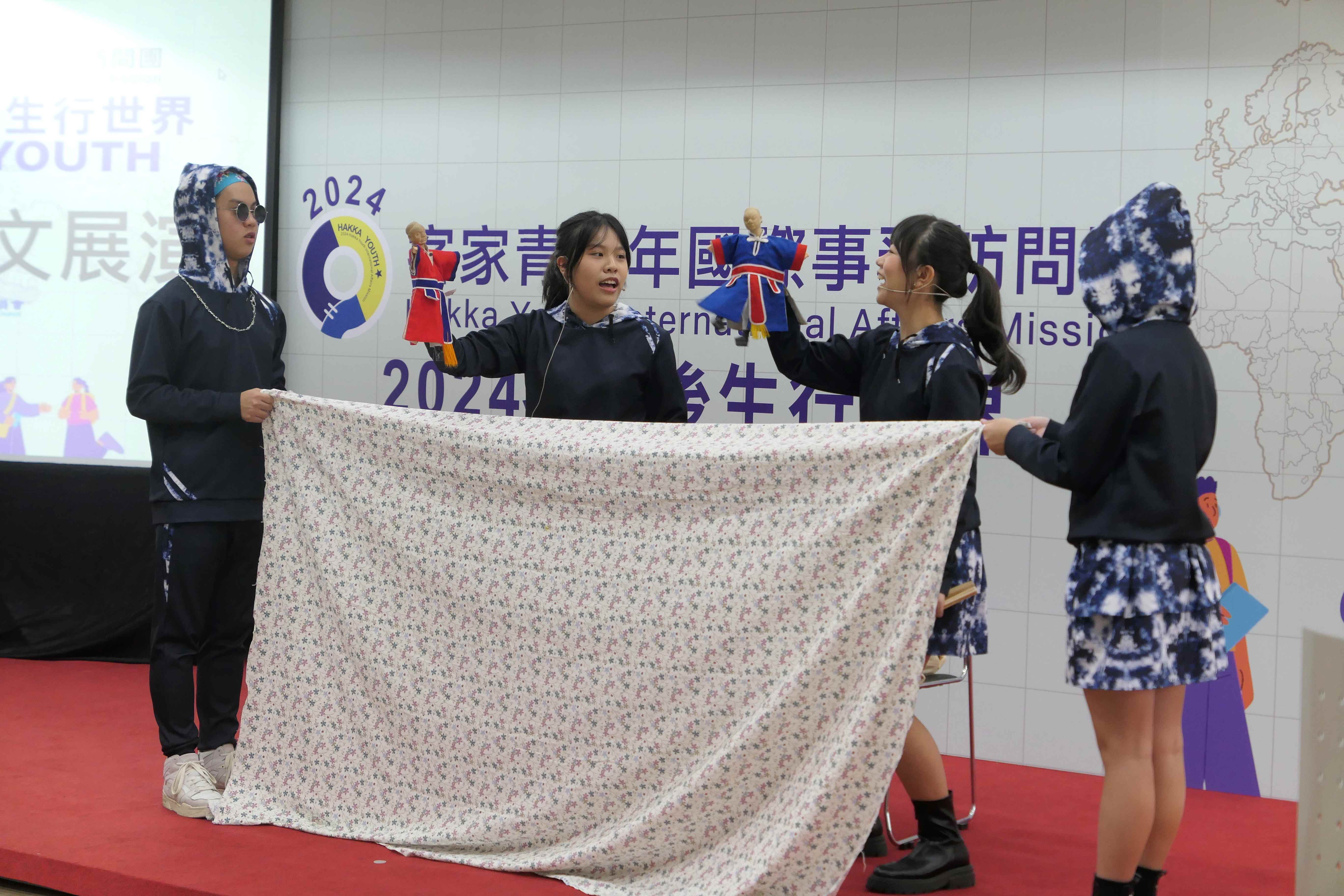 青訪團學員在成果發表會帶來布袋戲演出。客家委員會提供