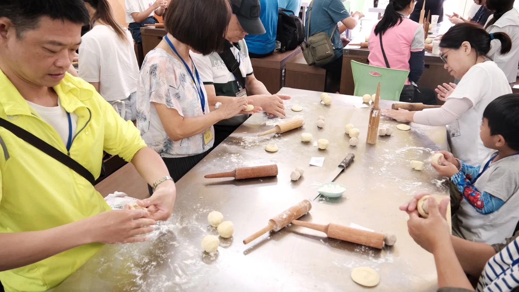 民眾體驗手作大安特產芋頭酥。台中市政府客委會提供