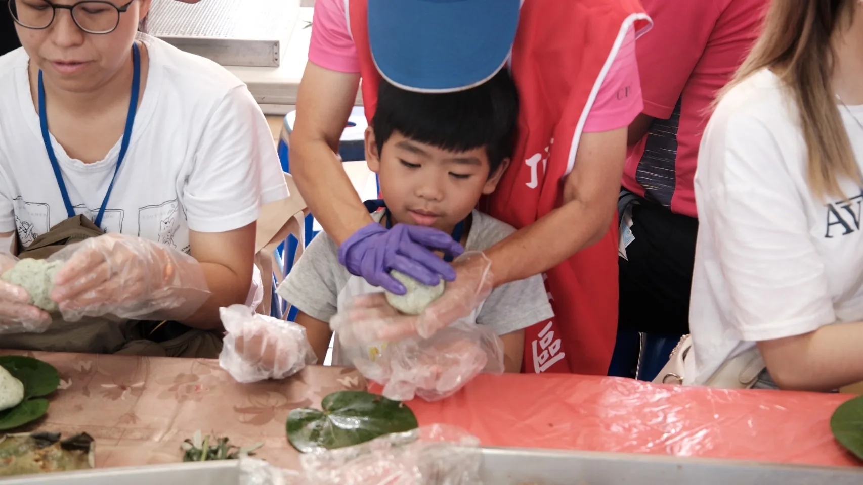 民眾體驗艾粄DIY,製作好吃的艾粄。台中市政府客委會提供