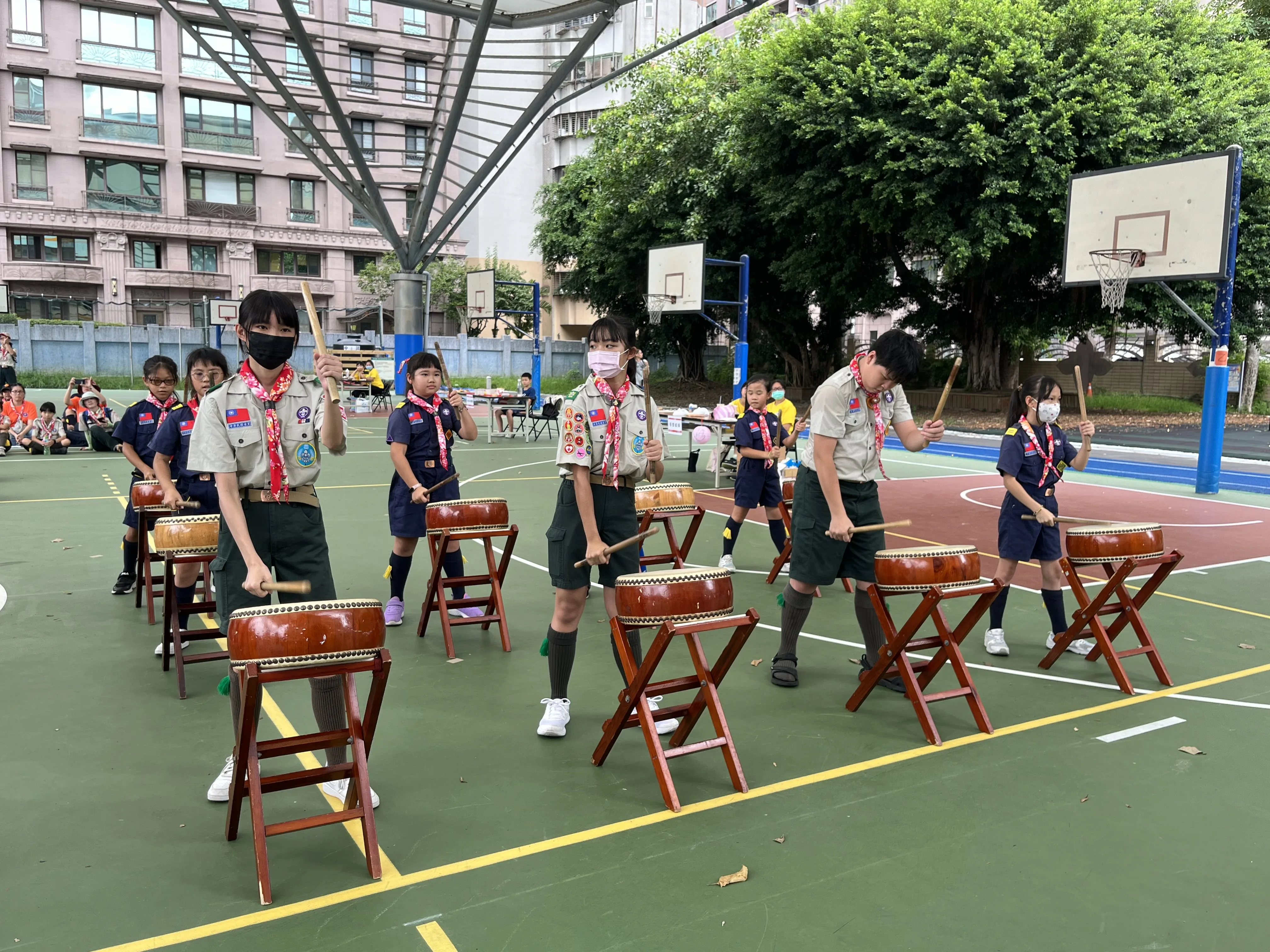 莒光童軍太鼓隊表演為活動拉開序幕。客家局提供