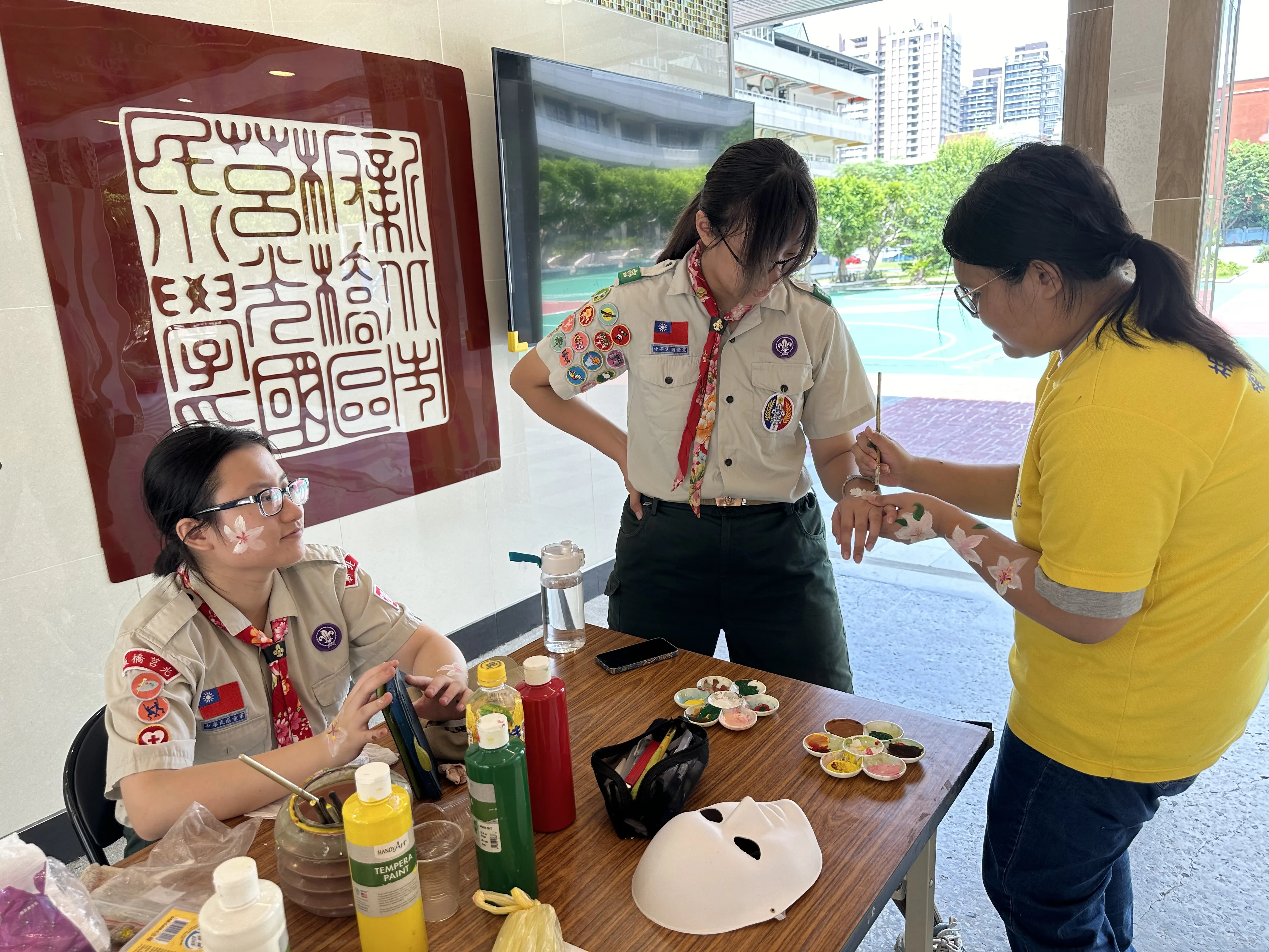 「人體桐花彩繪」闖關。客家局提供