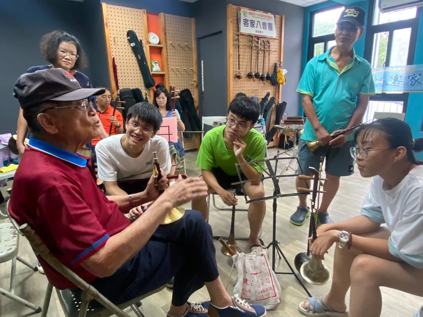美濃八音傳習營邀請84歲國寶大師温福仁（左）擔任指導老師。高雄市客委會提供