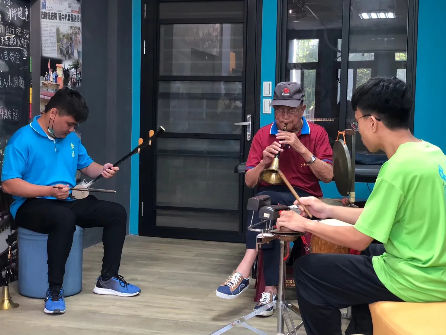 客家八音，作為客家音樂的代表，主要在典禮儀式、迎賓和宴饗時演奏，其演奏形式分為「吹場」與「弦索」兩種，主要樂器為嗩吶。高雄市客委會提供