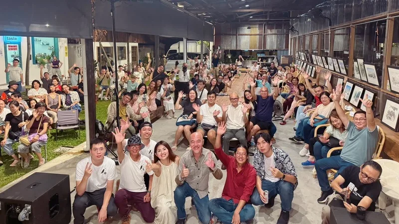 「山狗大後生樂團」2024年在檳城開唱,受到當地樂團關注,圖為開唱結束後與樂迷們合影。山狗大後生樂團提供