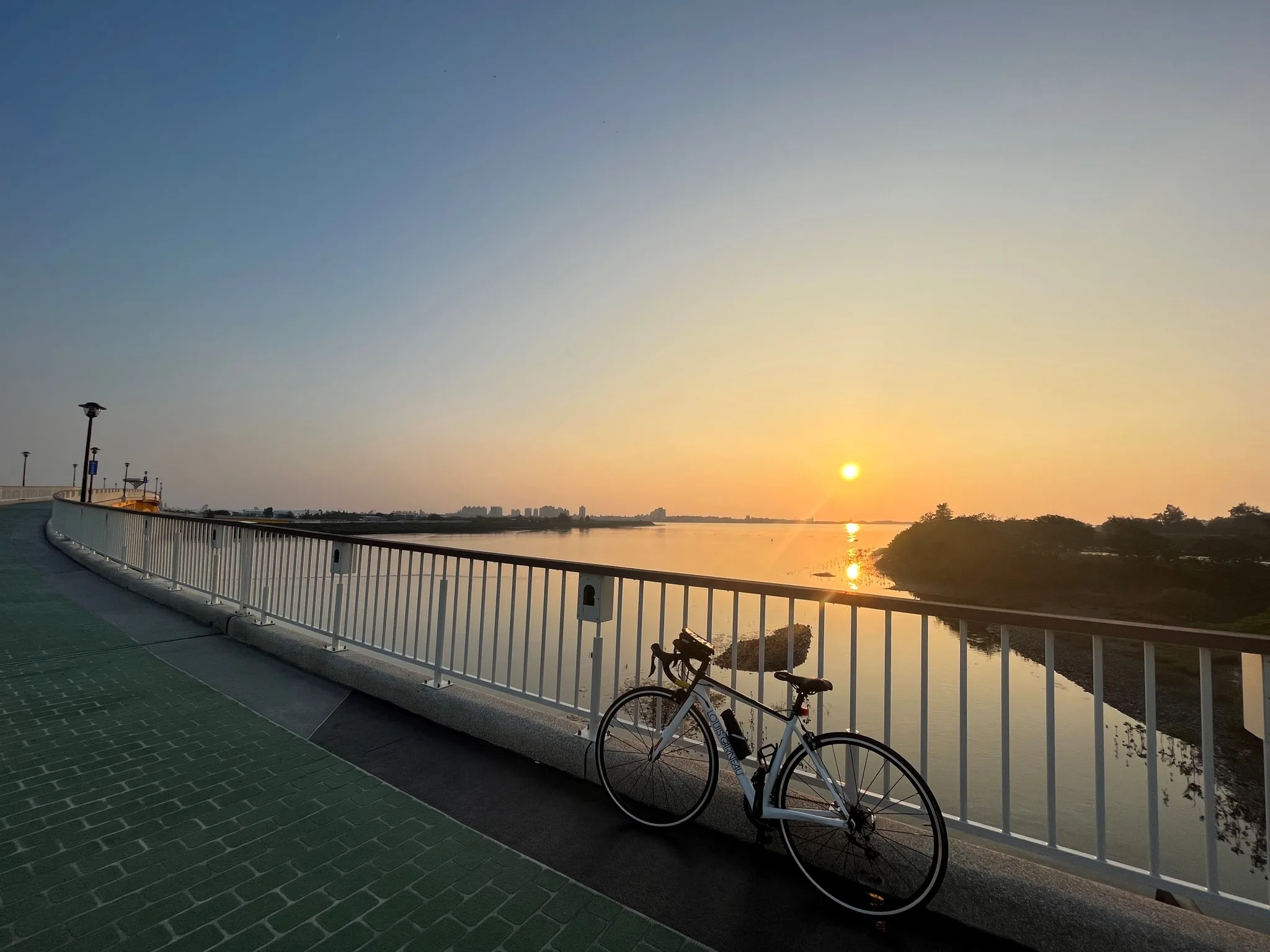 水月公園的水月橋夕陽映照景色。竹北市公所提供