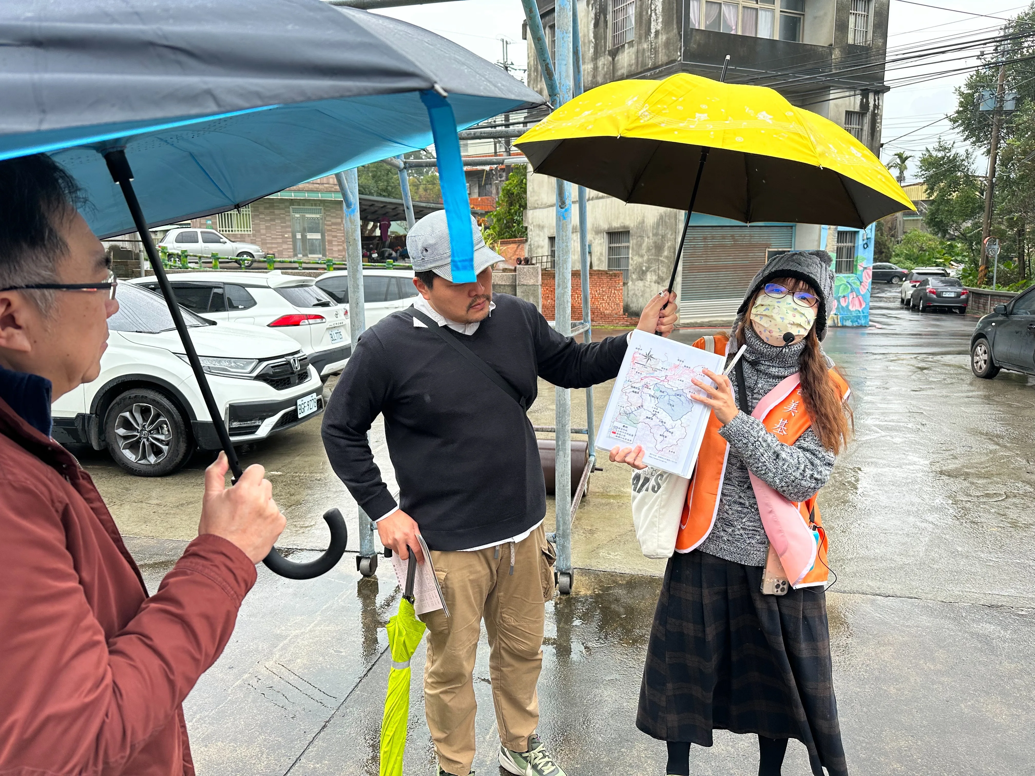 三鶯社區大學培訓文史導覽員帶領走讀體驗。客家局提供
