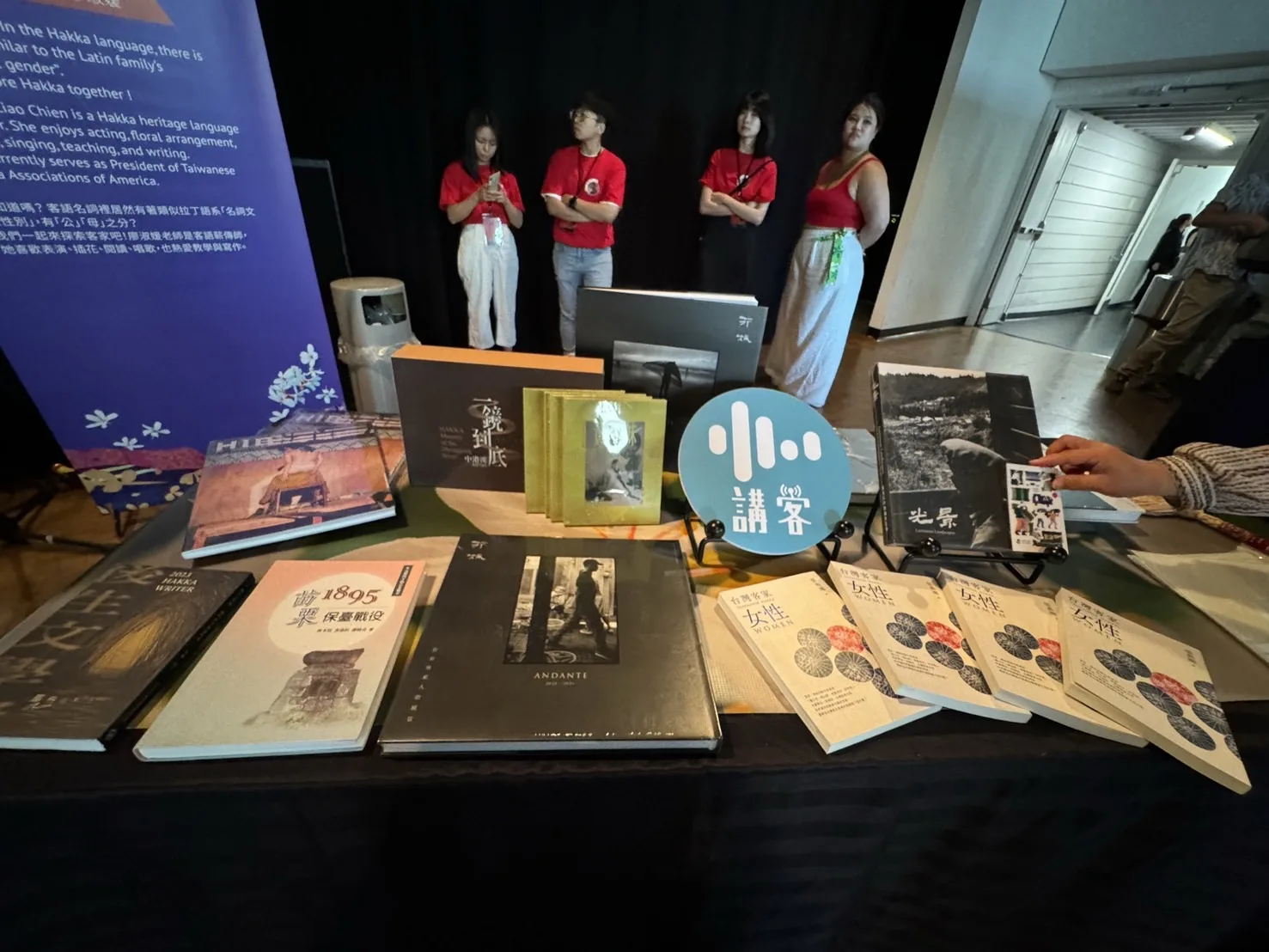多倫多台灣文化節展出許多台灣出版的客家相關書籍。作家張典婉提供