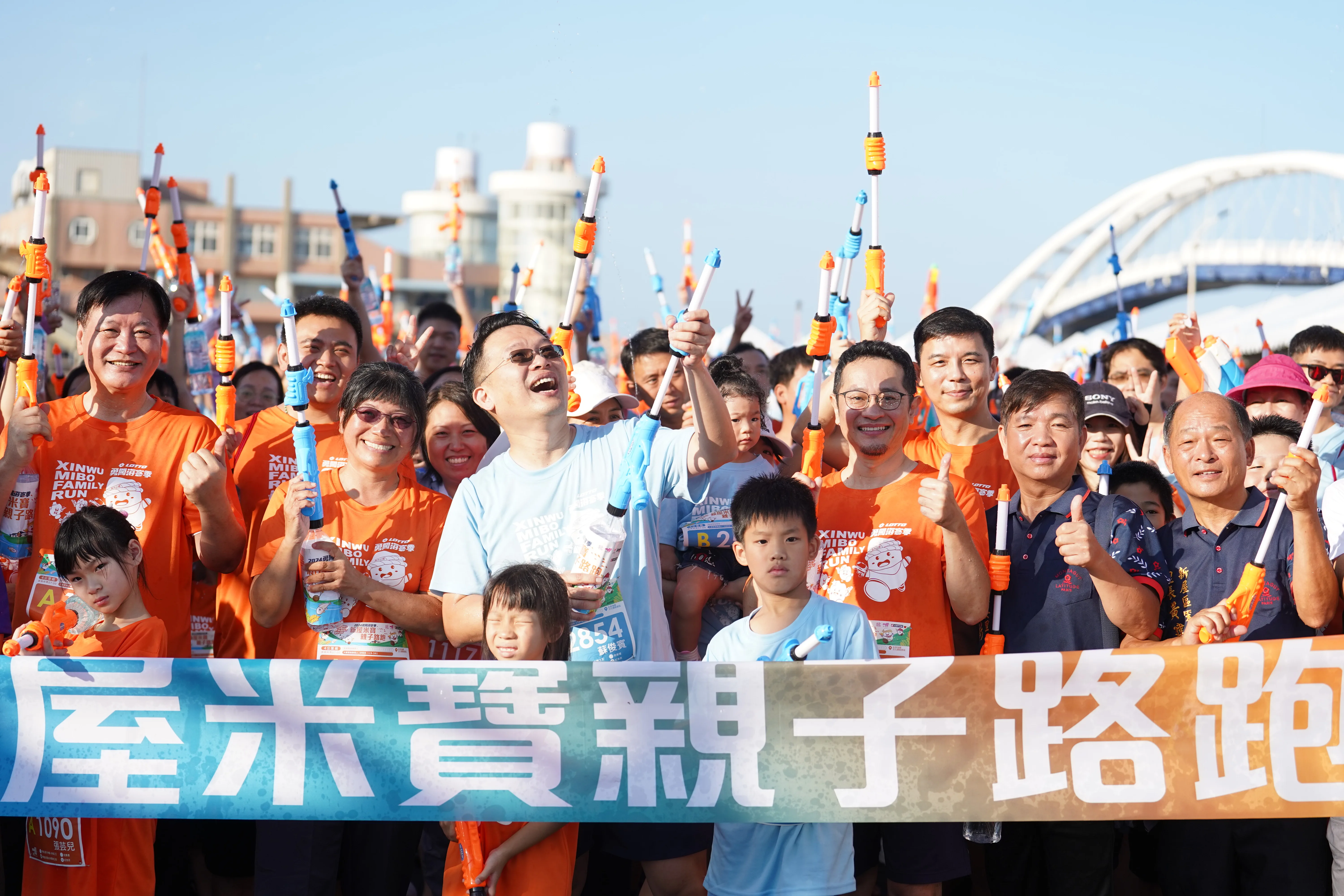 歕嘟一吹,民眾隨即展開激烈的水槍路跑大戰。桃園市政府客家事務局提供