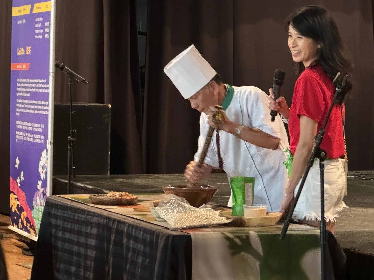 現年90歲的賴星溪現場教大家做擂茶。張典婉提供